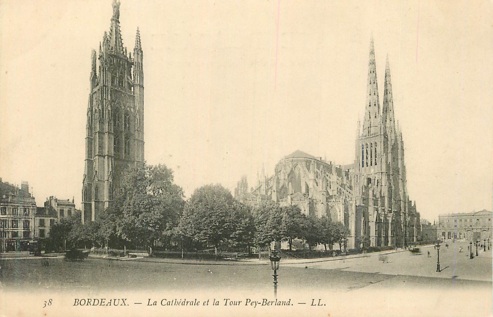 CPA Bordeaux La Cathedrale et la Tour Pey Berland