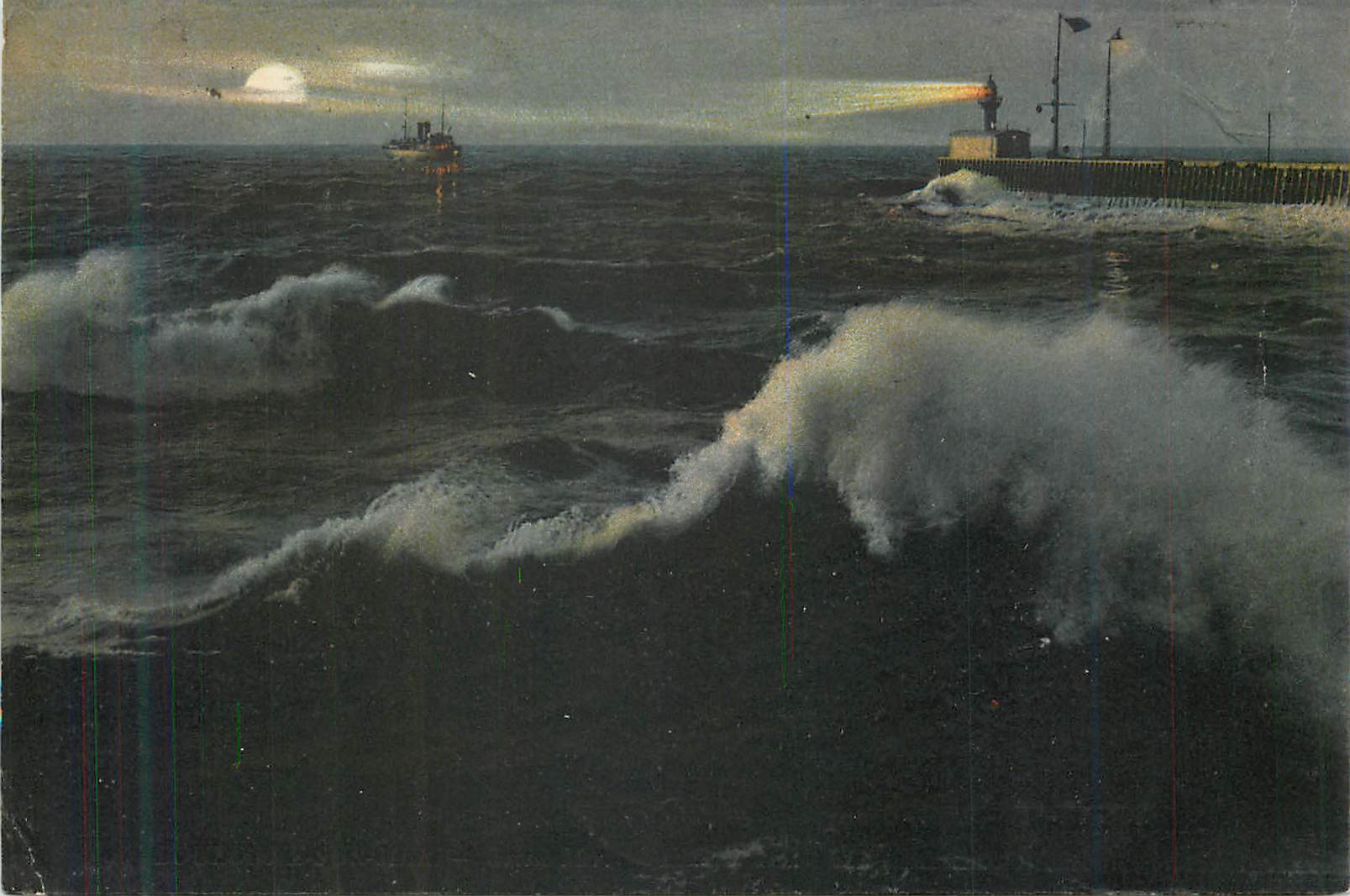 Mer agitée avec phare et bateau — éditeur non identifiable