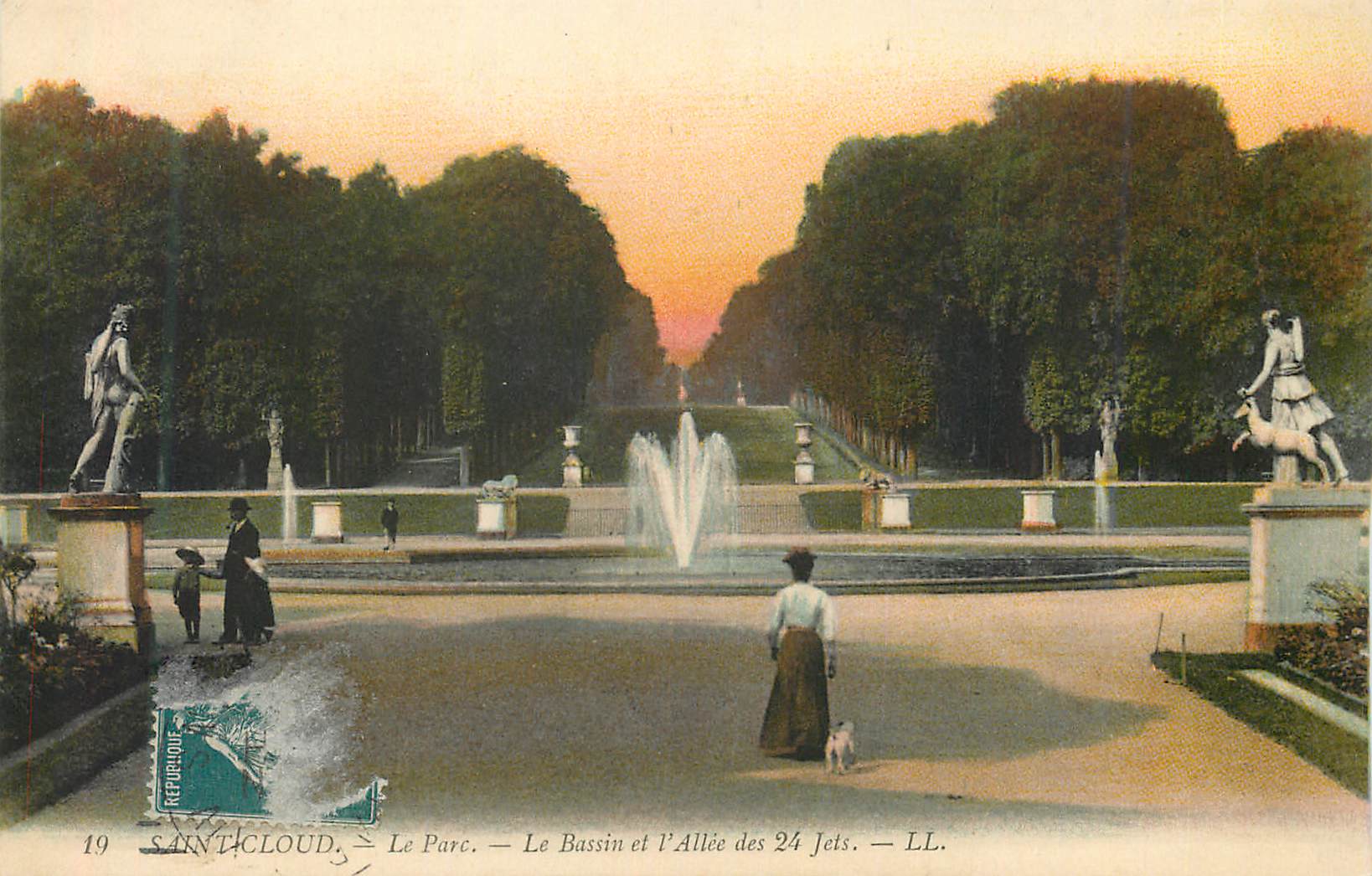 CPA Saint Cloud Le Parc Le Bassin et l'Allee des 24 jets