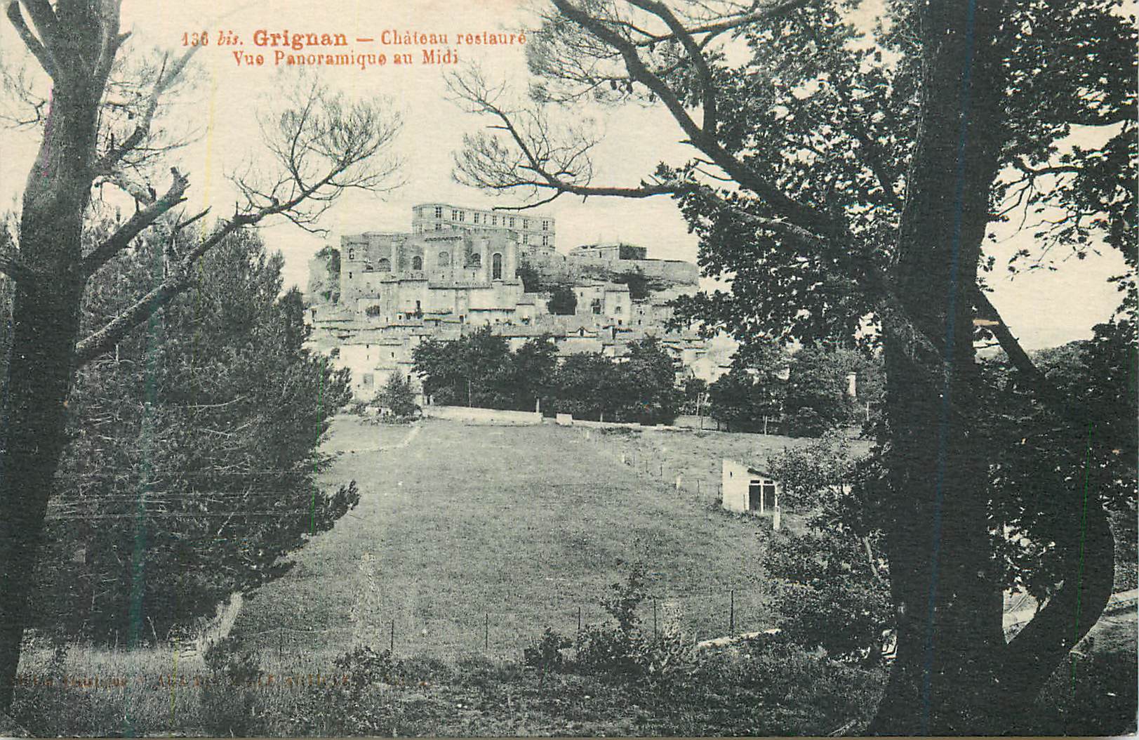 Grignan — Château restauré — Vue panoramique au midi