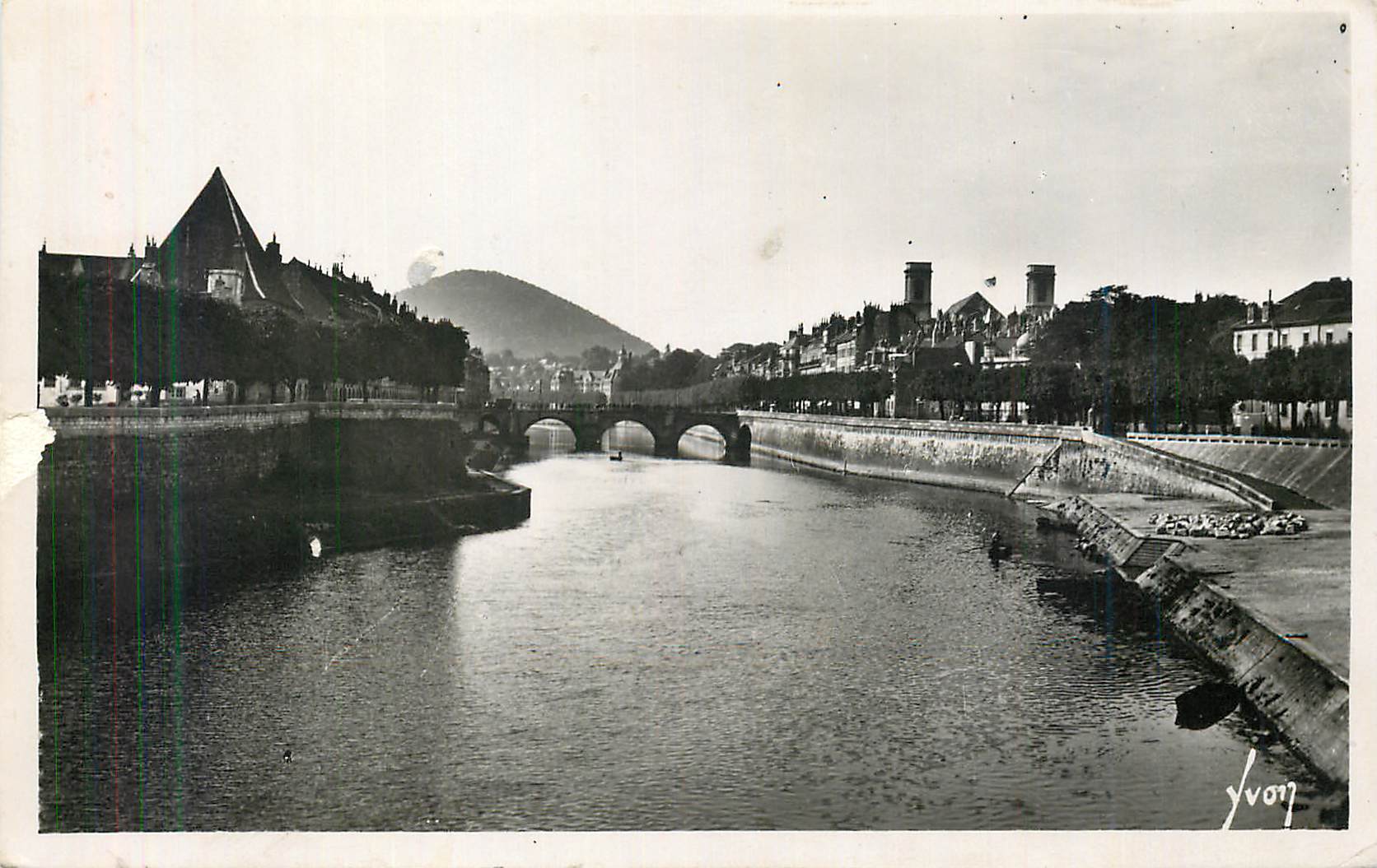 CPM Besancon (Doubs) Le Doubs le quai Vauban et le pont de Battant
