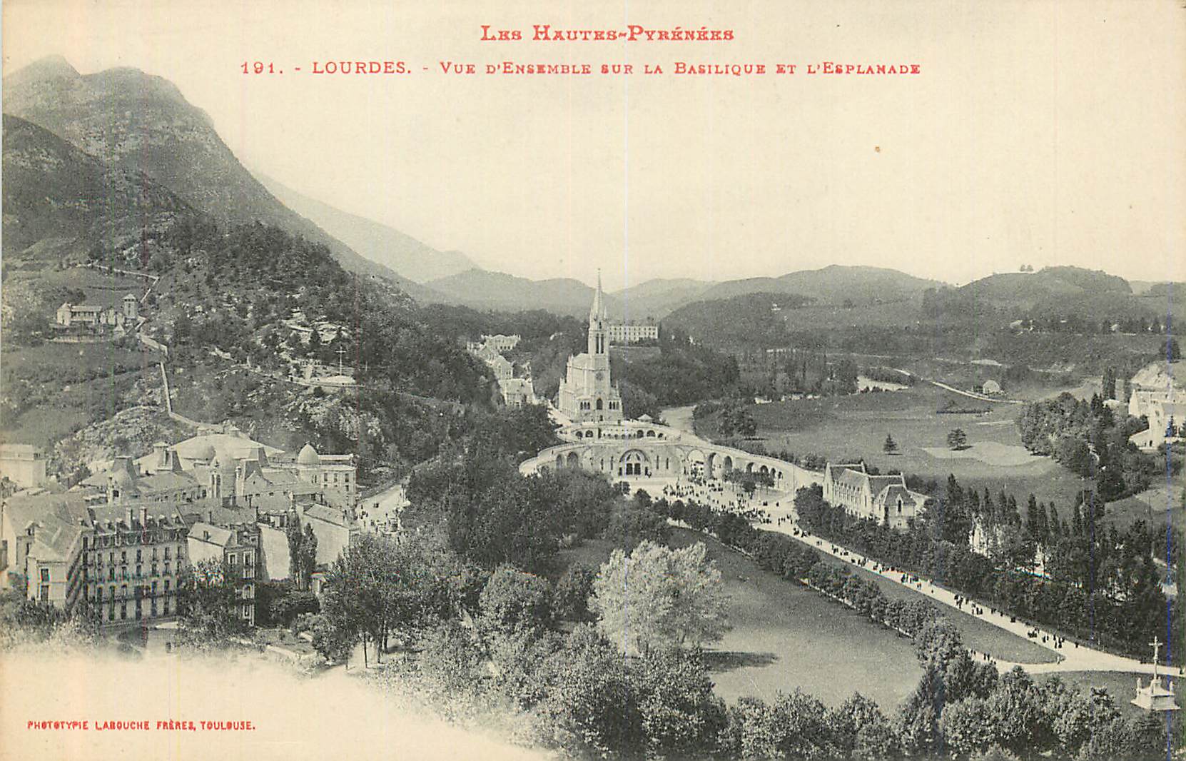 CPA Lourdes Vue d'ensemble aux la Basilique et l'Esplanade Les Hautes Pyrenees