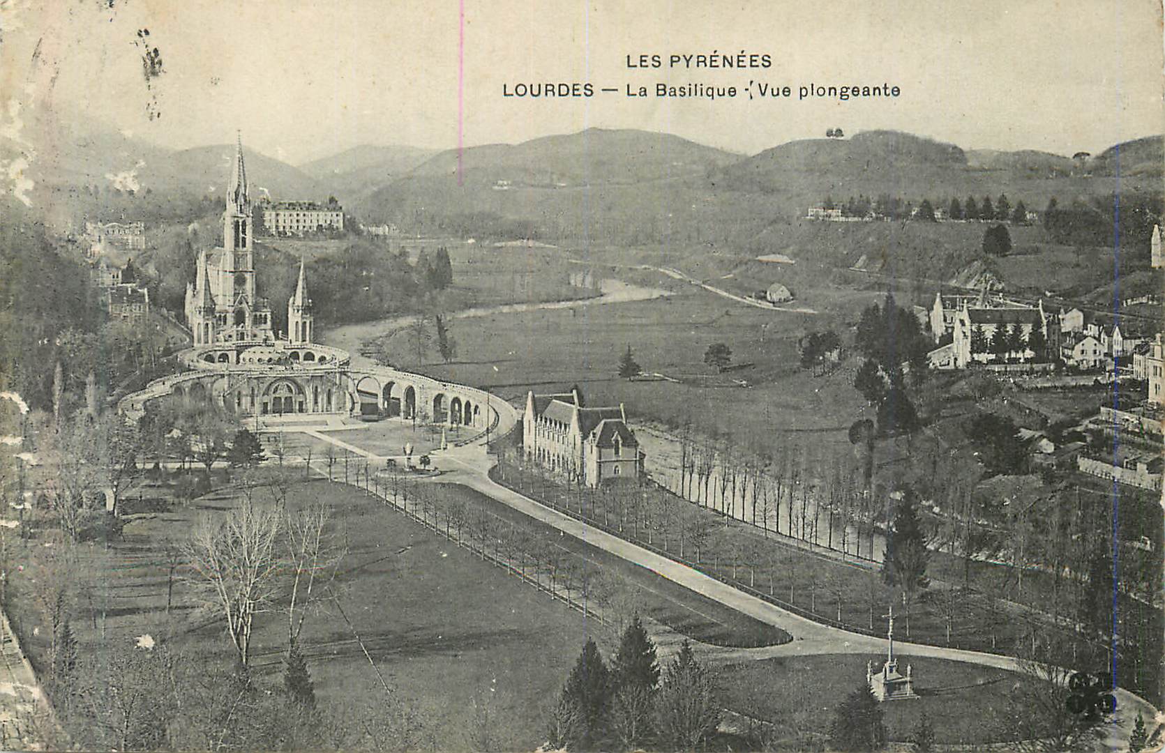 CPA Lourdes La Basilique Vue plongeante Les Pyrenees