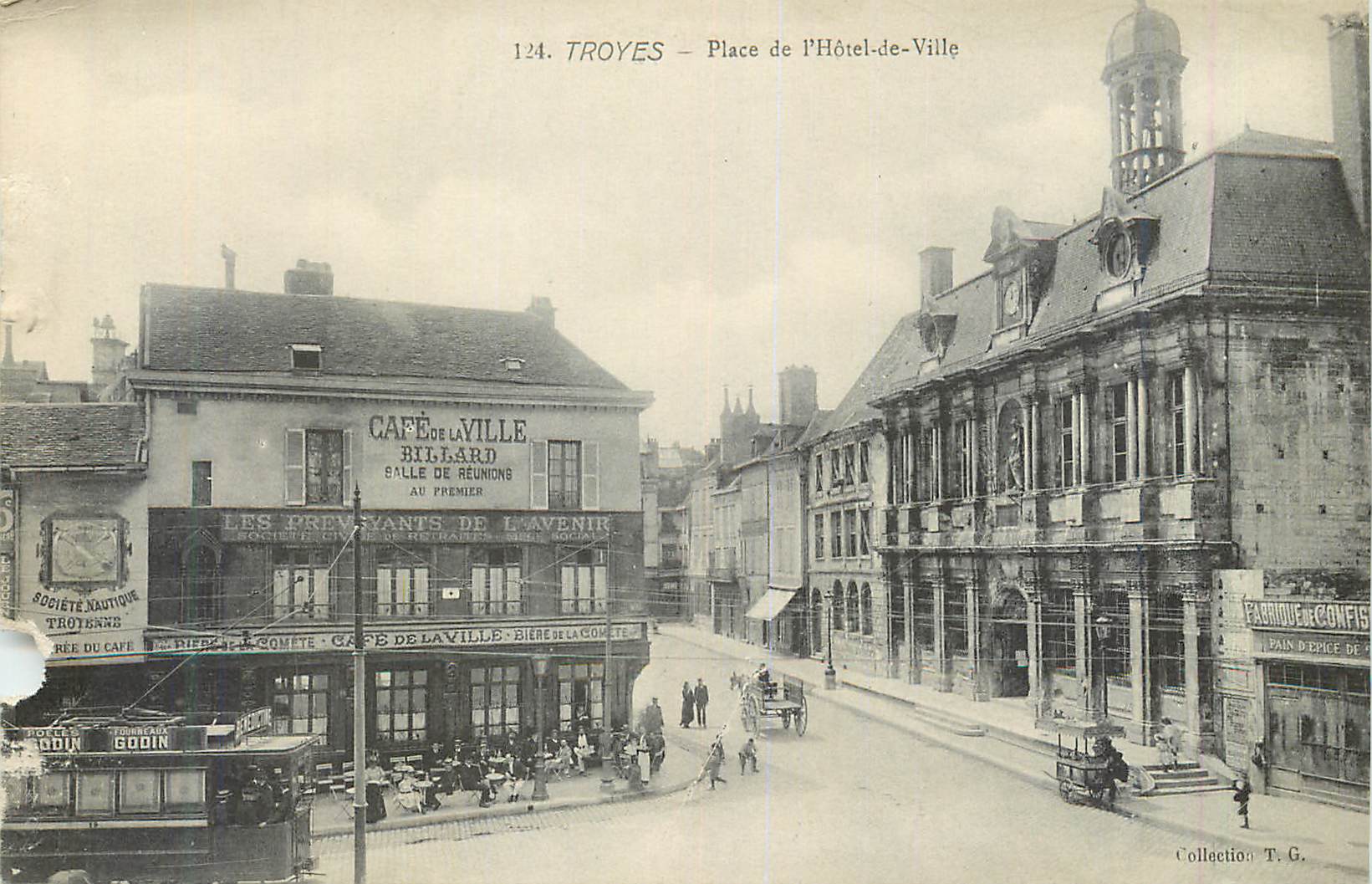 CPA Troyes Place de l'Hotel de Ville Tramway