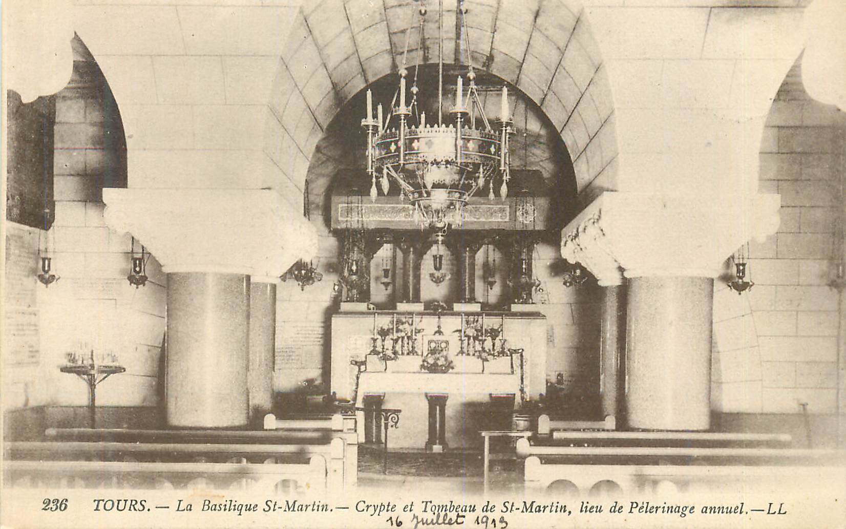 CPA Tours La Basilique St Martin Crypte et Tombeau de St Martin Lieu de Pelerinage annuel