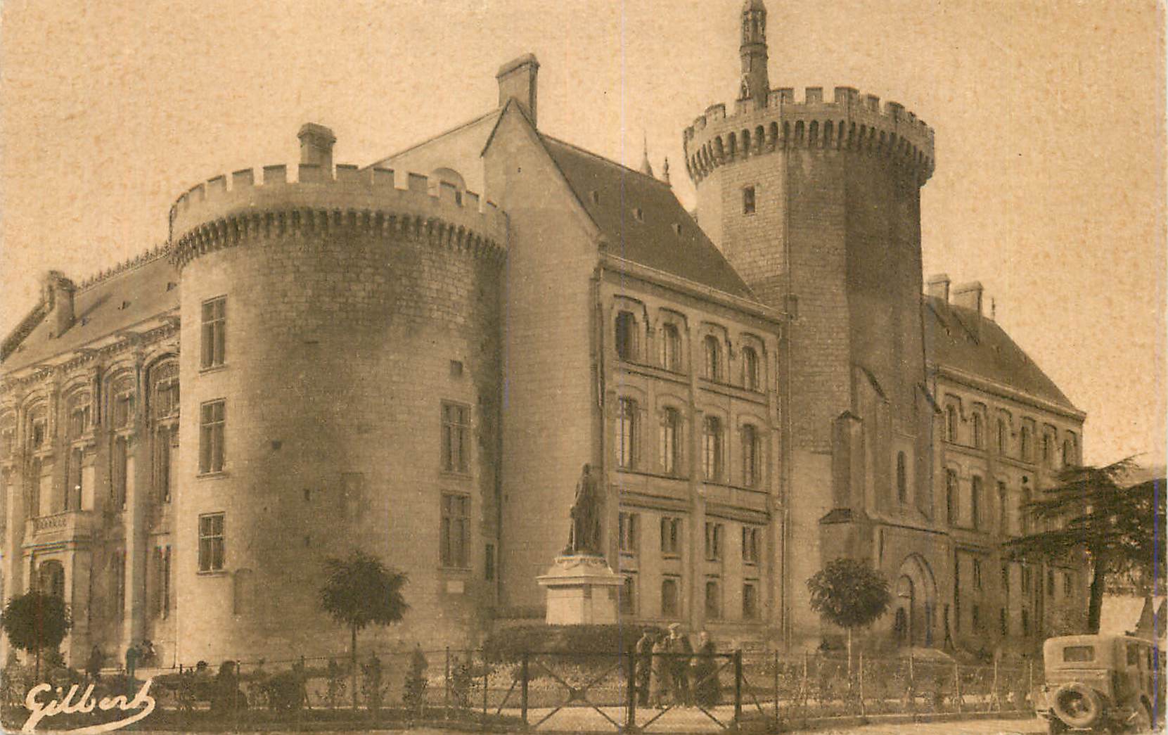 CPA Angouleme L'Hotel de Ville Batis sur l'emplacement de l'ancien chateau comtal dans subiste encore la toour polygamie