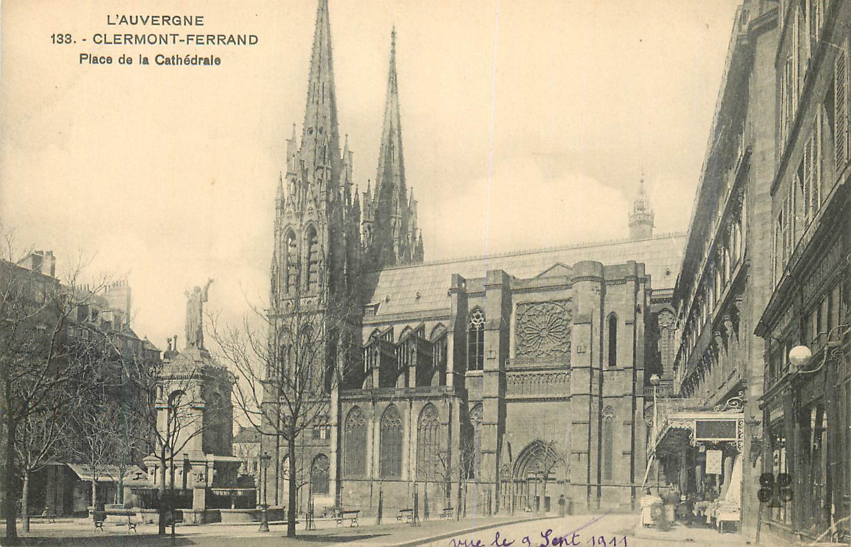 CPA L'Auvergne Clermont Ferrand Place de la Cathedrale
