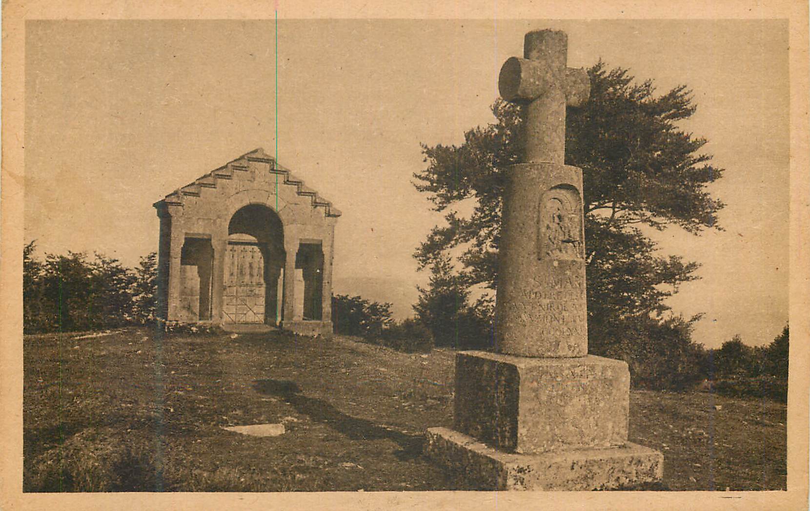 CPA En Morvan Plate forme du Mont Beuvray Emplacement de l'Oppidum de Bibracte vieille cite gauloise et place forte edif