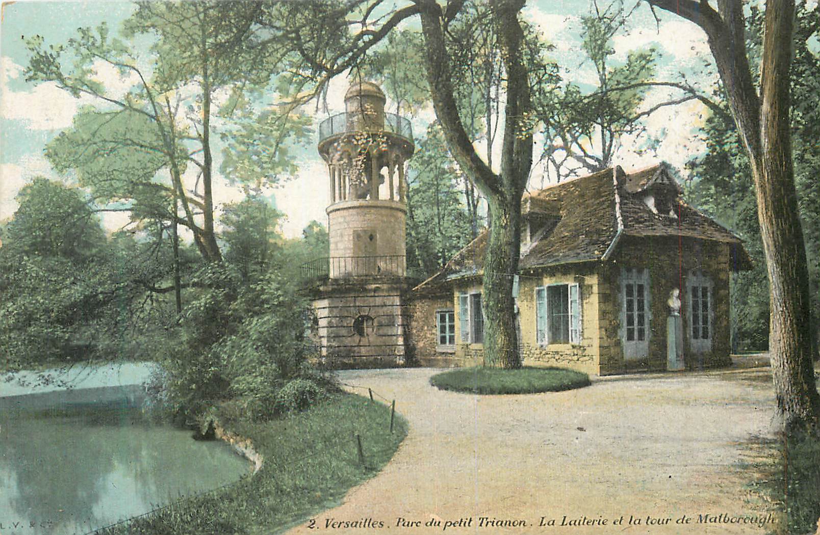 CPA Versailles Pare du petit Trianon La Laiterie et la tour de Malborougle