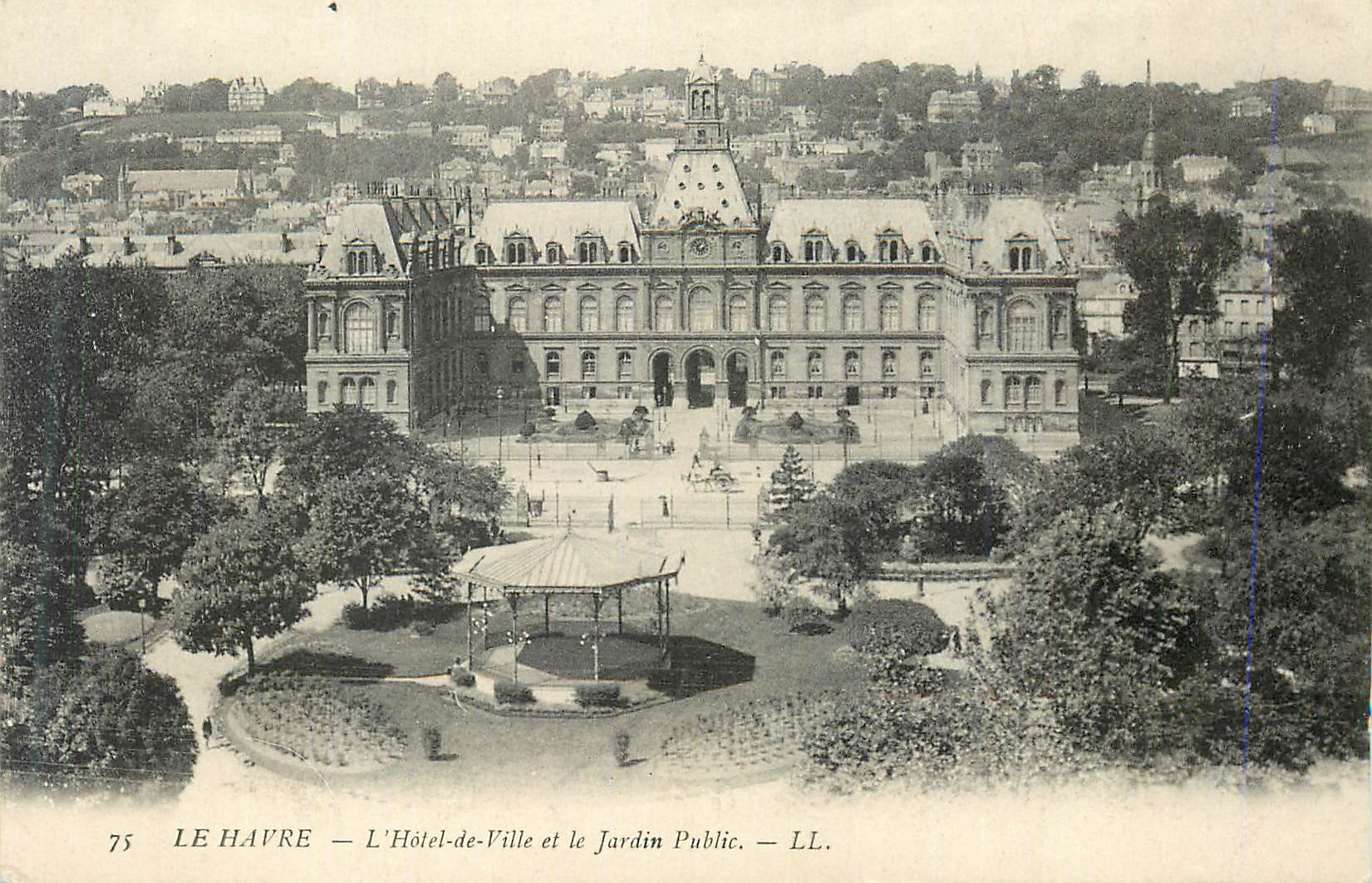 CPA Le Havre L'Hotel de Ville et le Jardin Public
