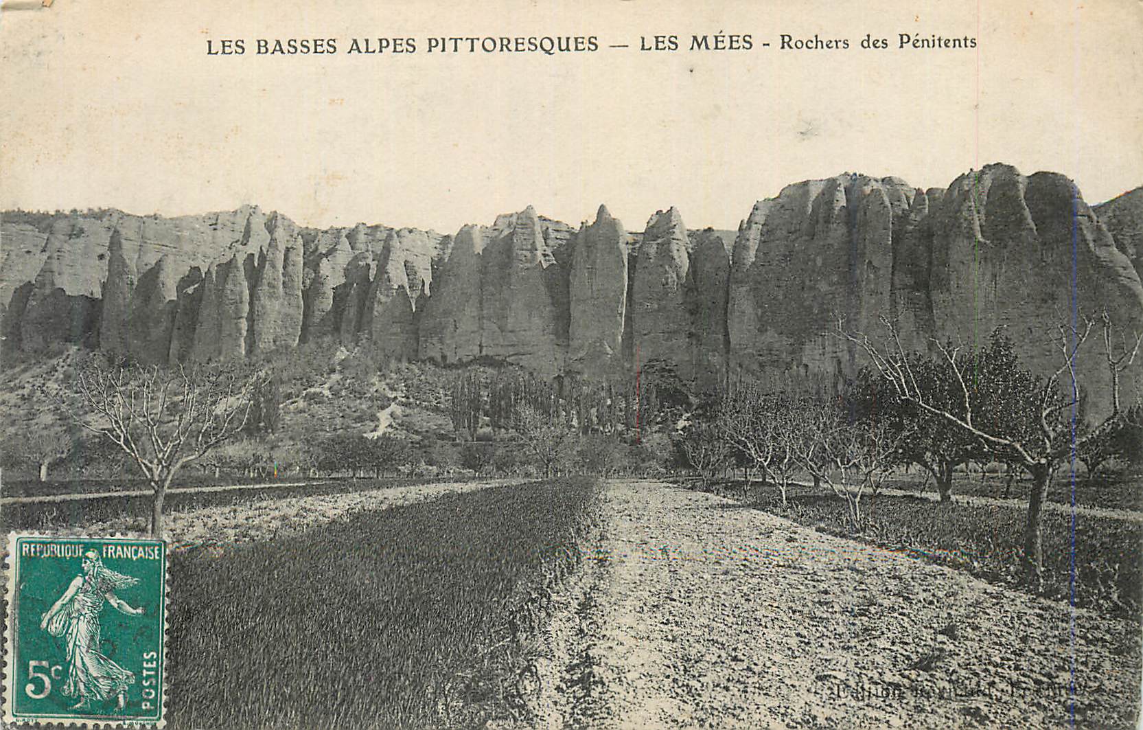 CPA Les Basses Alpes Pittoresques Les Mees Rochers des Penitents
