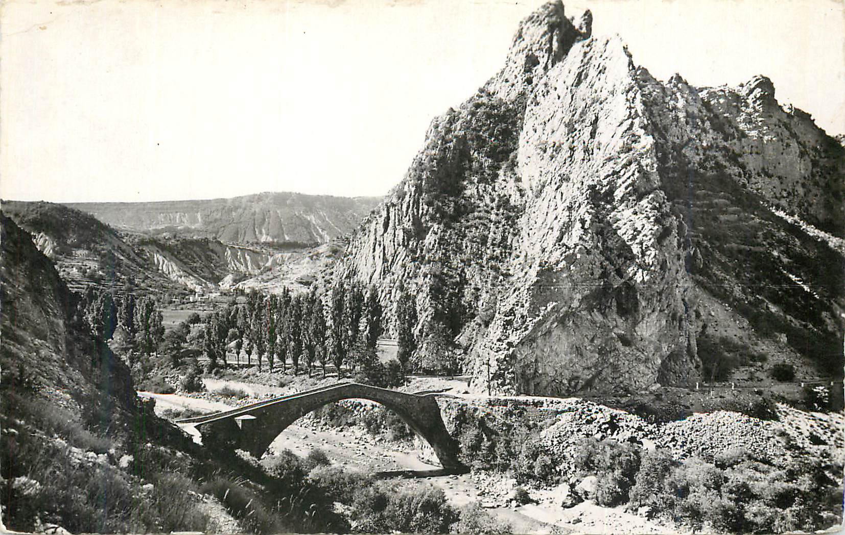CPM Route des Grandes Alpes Environs d'Annot (B A) Le Pont de la Reine Jeanne (Moyen Age)