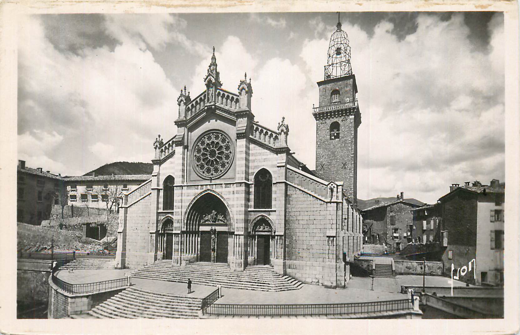 CPM Digne (Basses Alpes) La Cathedrale Sainte Jerome