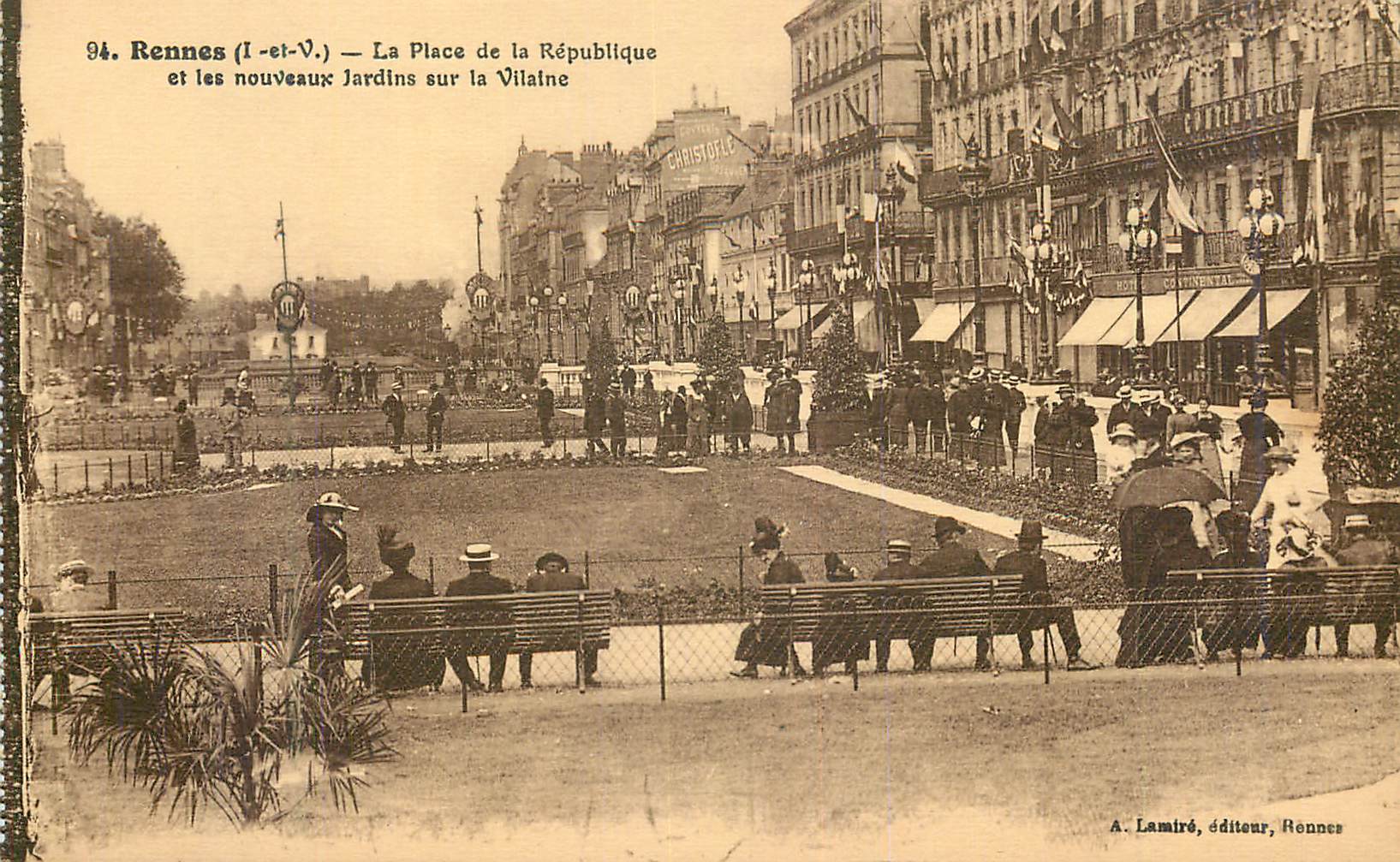 Rennes (Il-et-V.) — La Place de la République et les nouveaux Jardins sur la Vilaine