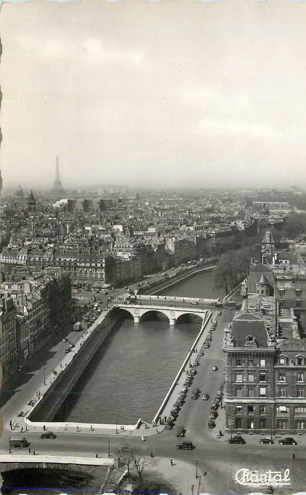 CPM Paris Panorama vu des Tour de Notre Dame Tour Eiffel