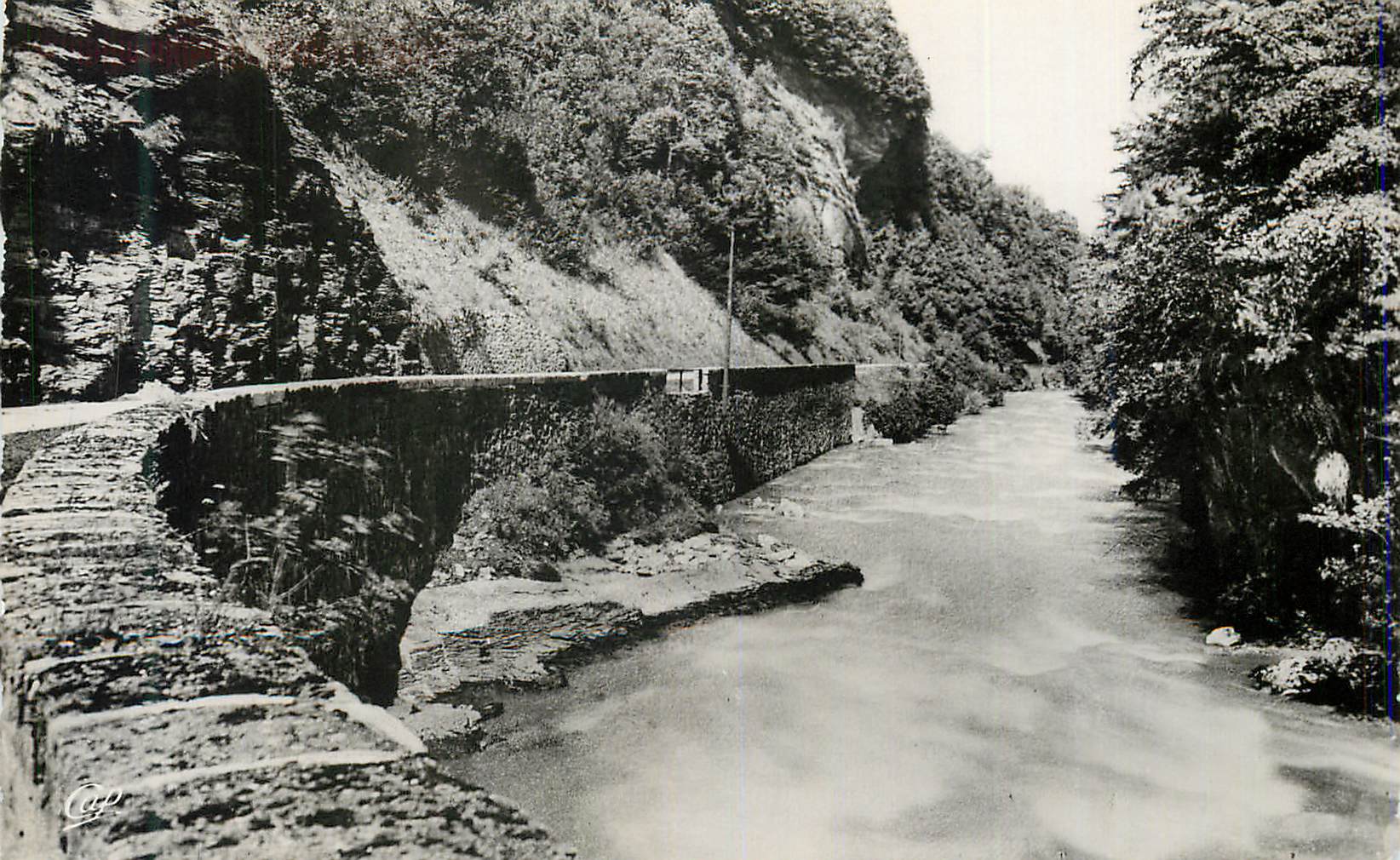 Paysage fluvial avec pont en pierre — Cap, éditeur inconnu