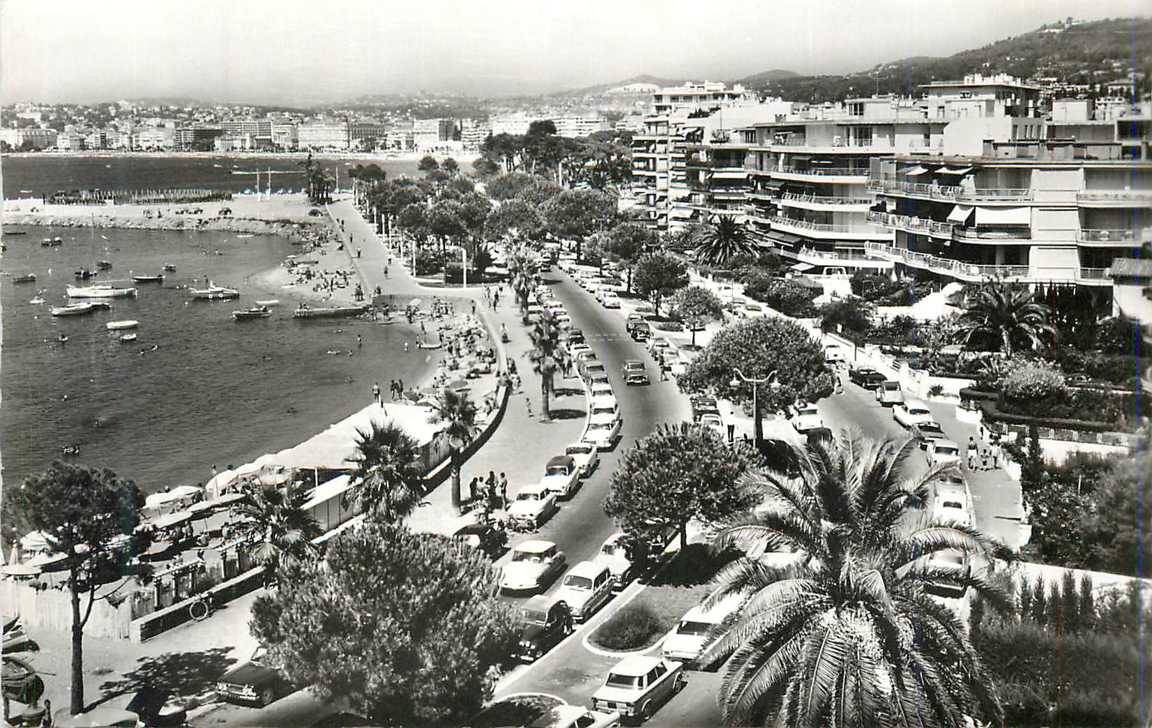 Vue aérienne de la Corniche à Monaco — éditeur non visible