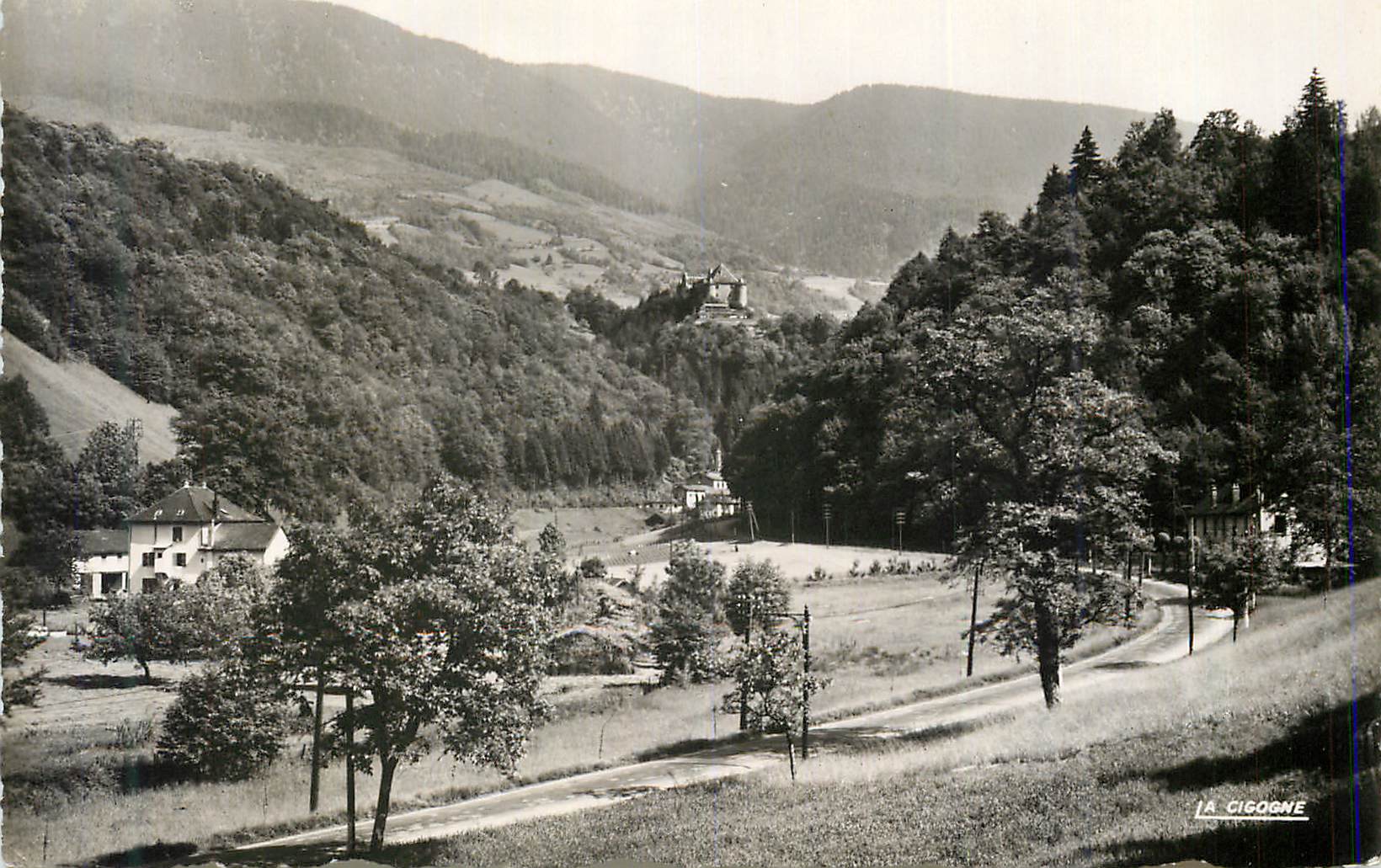 La Cigogne — vue panoramique du village et du château en montagne — éditeur LA CIGOGNE