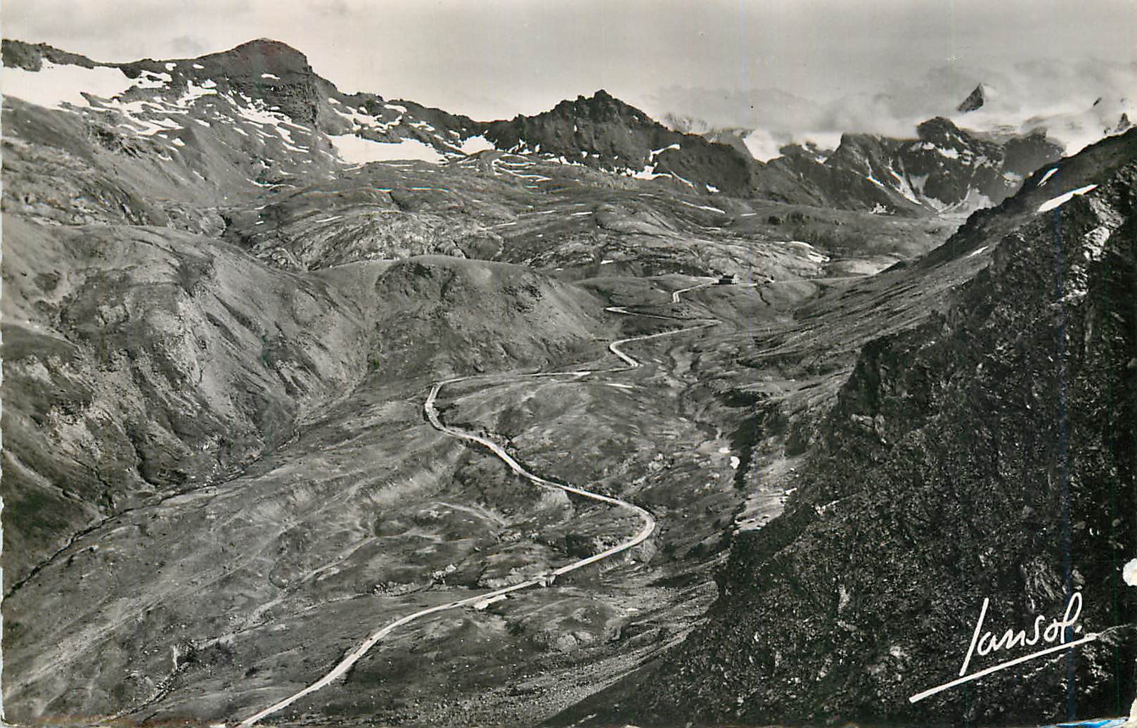 CPM Le Col de l'Iseran La plus haute route d'Europe Les Lacets de la route cote Tarentaise (Vue prise de l'arete des Les