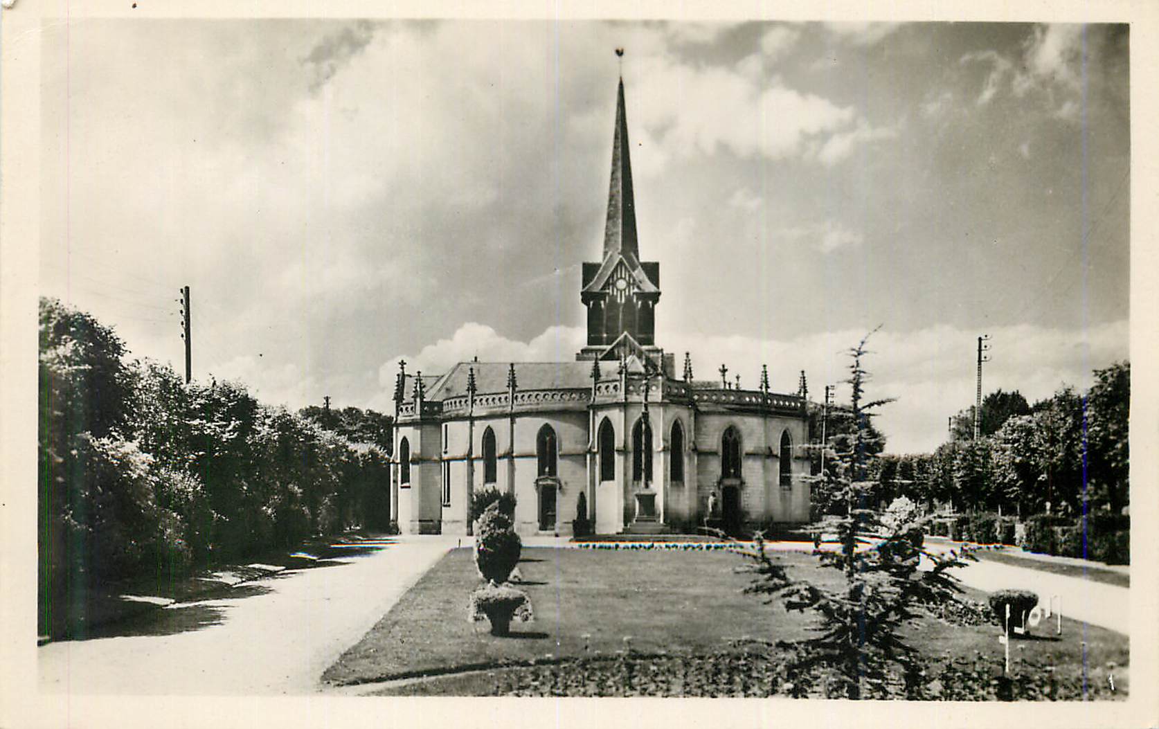 CPM Cabourg (Calvados) L'eglise et le square