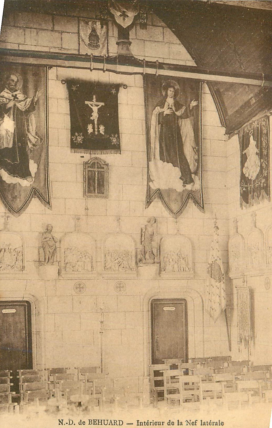 CPA N D de Behuard Interieur de la Nef Laterale