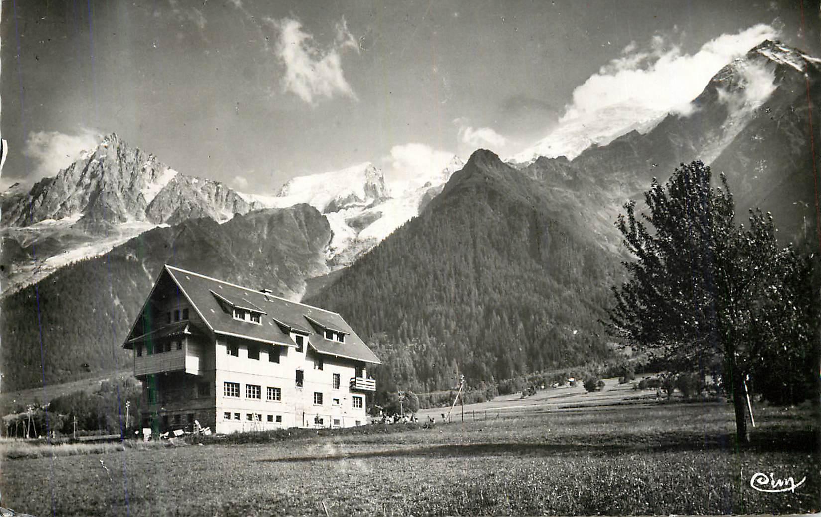 CPM Les Houches (Hte Savoie) Chalet de l'Aiguille du Midi et la chaine du Mont Blanc