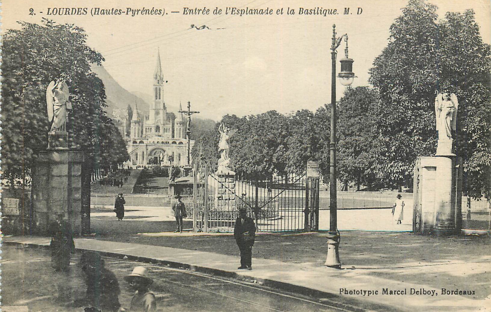CPA Lourdes (Hautes Pyrenees) Entree de l'Esplanade et la Basilique M D