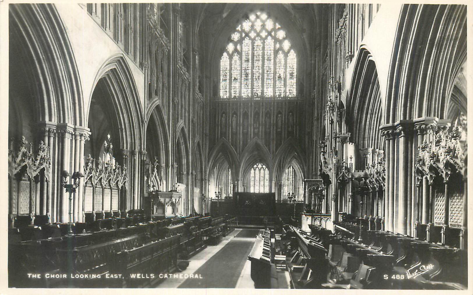 CPA The Choir Looking East Welles Cathedral
