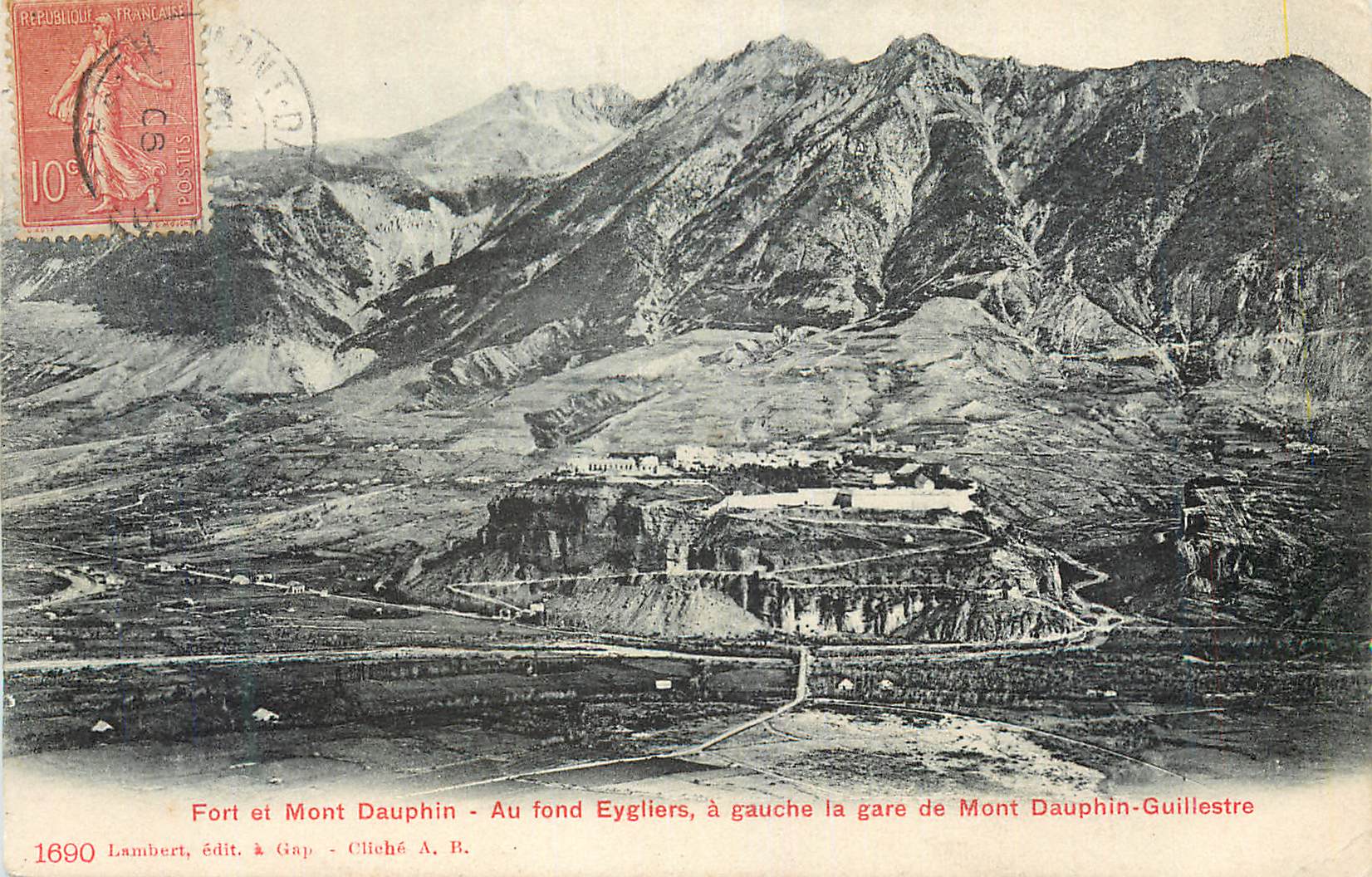 CPA Fort et Mont Dauphin Au fond Eygliers a gauche la gare de Mont Dauphin Guillestre 1690