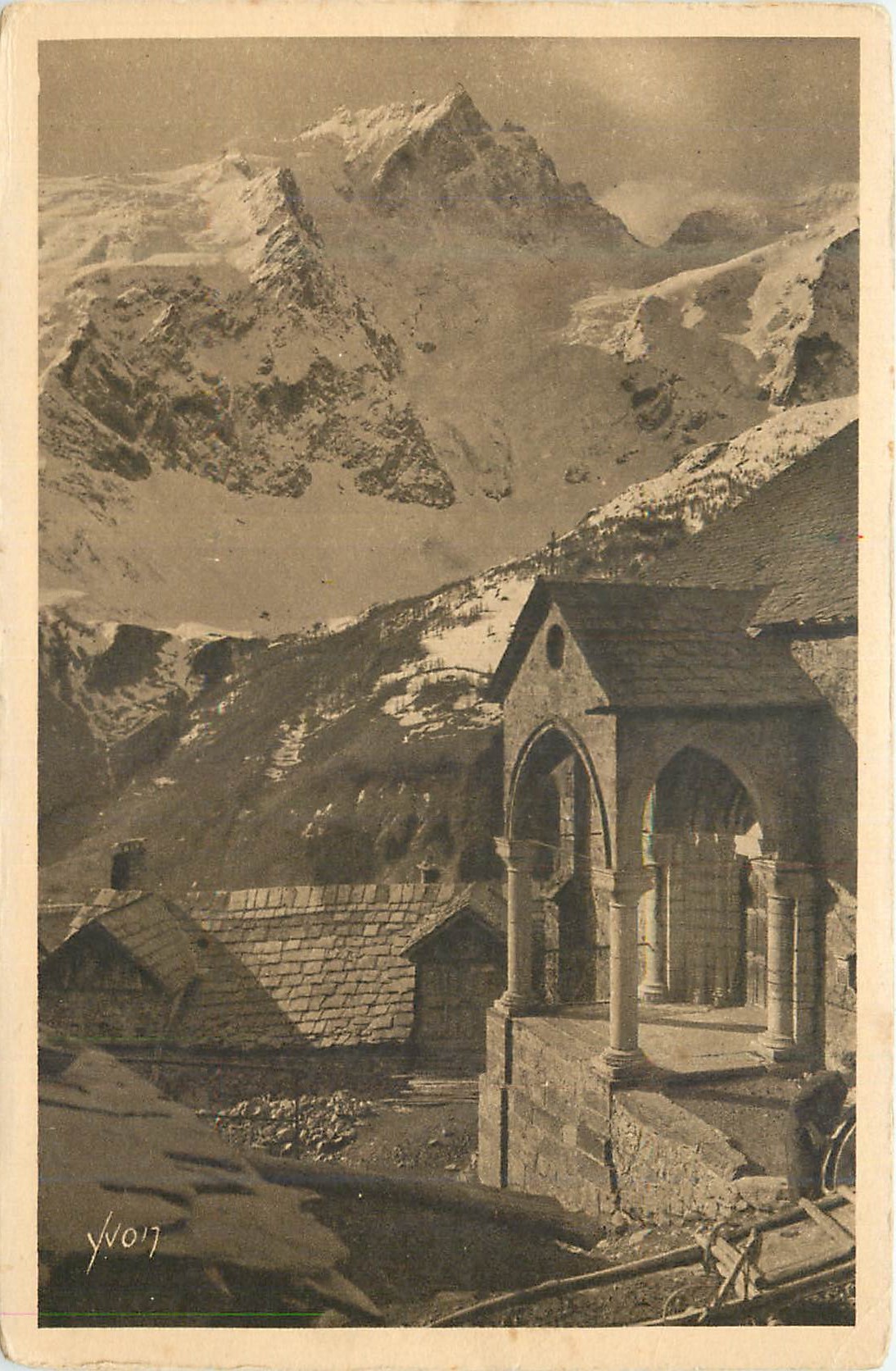 CPA Les Alpes La Meije vue des Terrasses au premier plan la vieille eglise romane du village