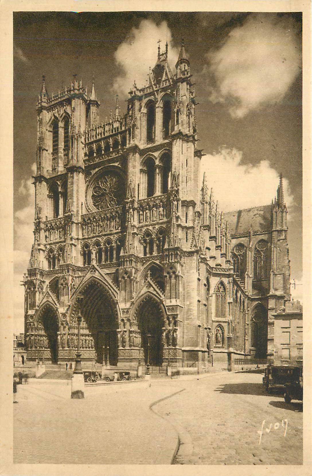 CPA Amiens (Somme) La Cathedrale Le plus beau et le plus complet monument religieux du XIIIe siecle