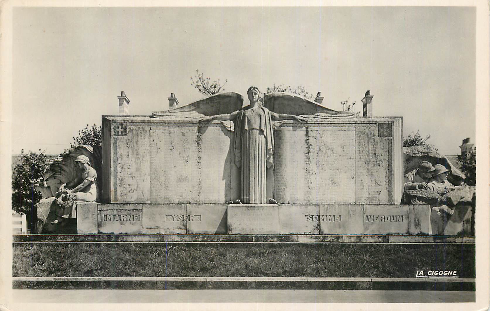 CPM Cholet (M et L) Monument aux Morts de 1914 1918 Militaria