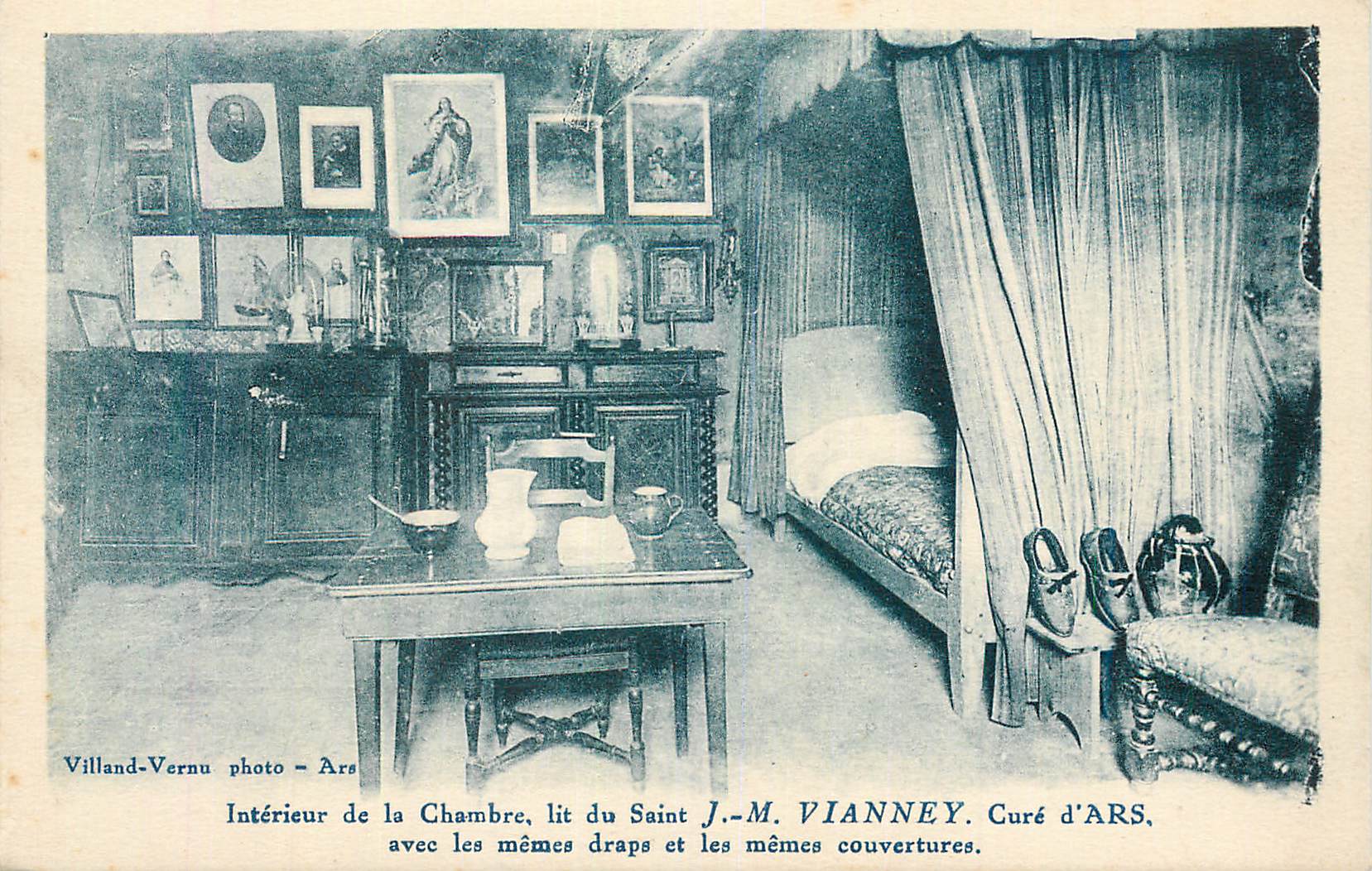 CPA Villand Vernu Interieur de la Chambre Lit du Saint J M Vianney Cure d'Ars avec les memes draps et les memes couvertu