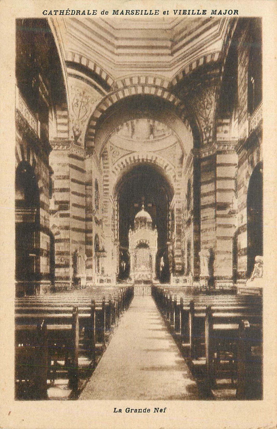 CPA Cathedrale de Marseille et Vieille Major La Grande Nef