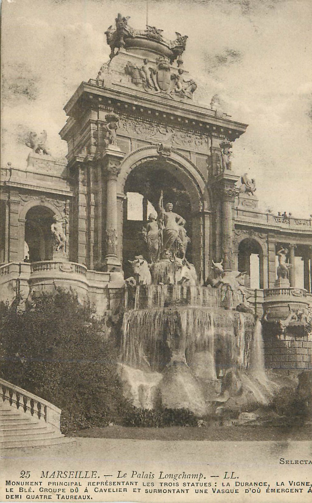 CPA Marseille Le Palais Longchamp Monument principal representant les Trois statues