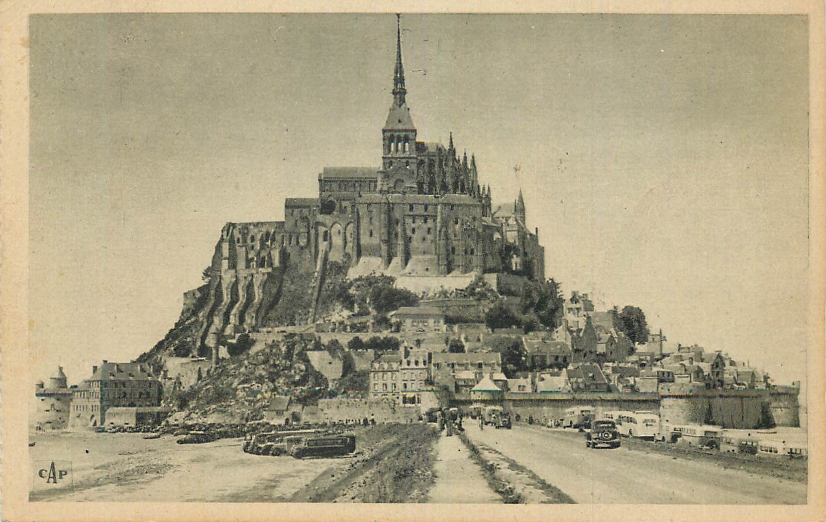 CPA Mont Saint Michel Vue generale de la Digue