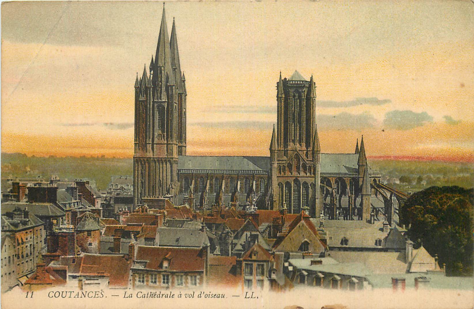 CPA Coutances La Cathedrale a vol d'oiseau