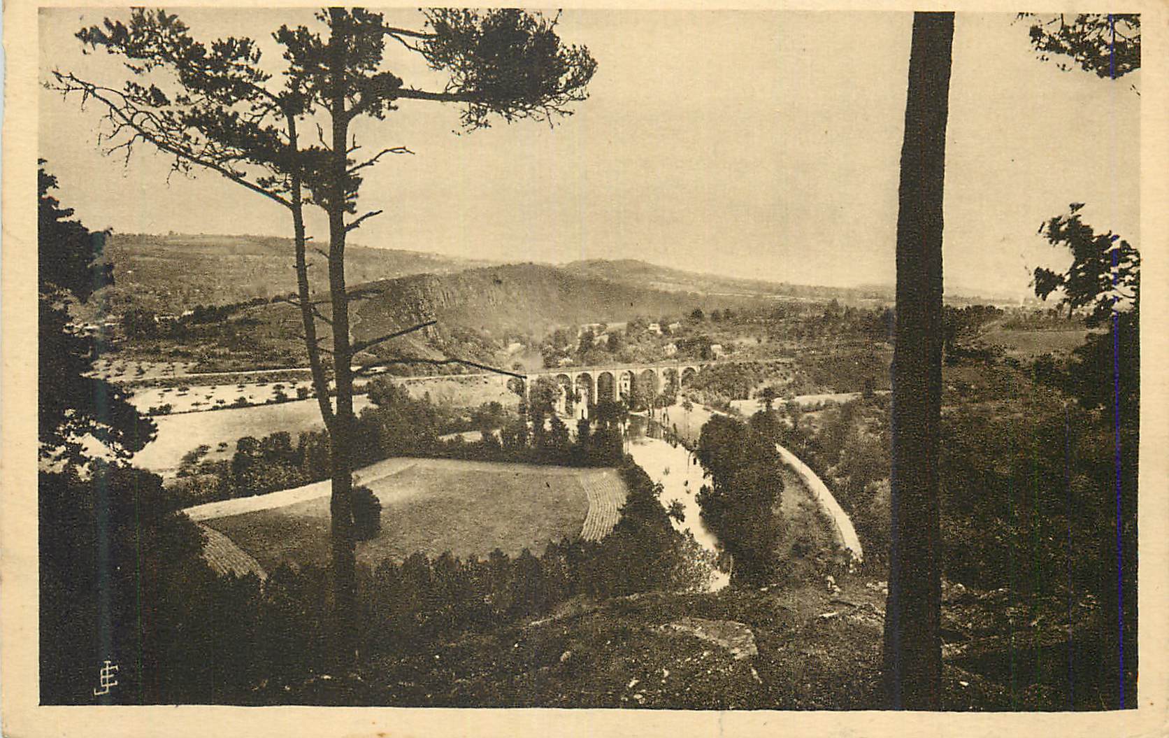 CPA La Suisse Normande Clecy (Calvados) Le Viaduc et les Rochers des Parcs