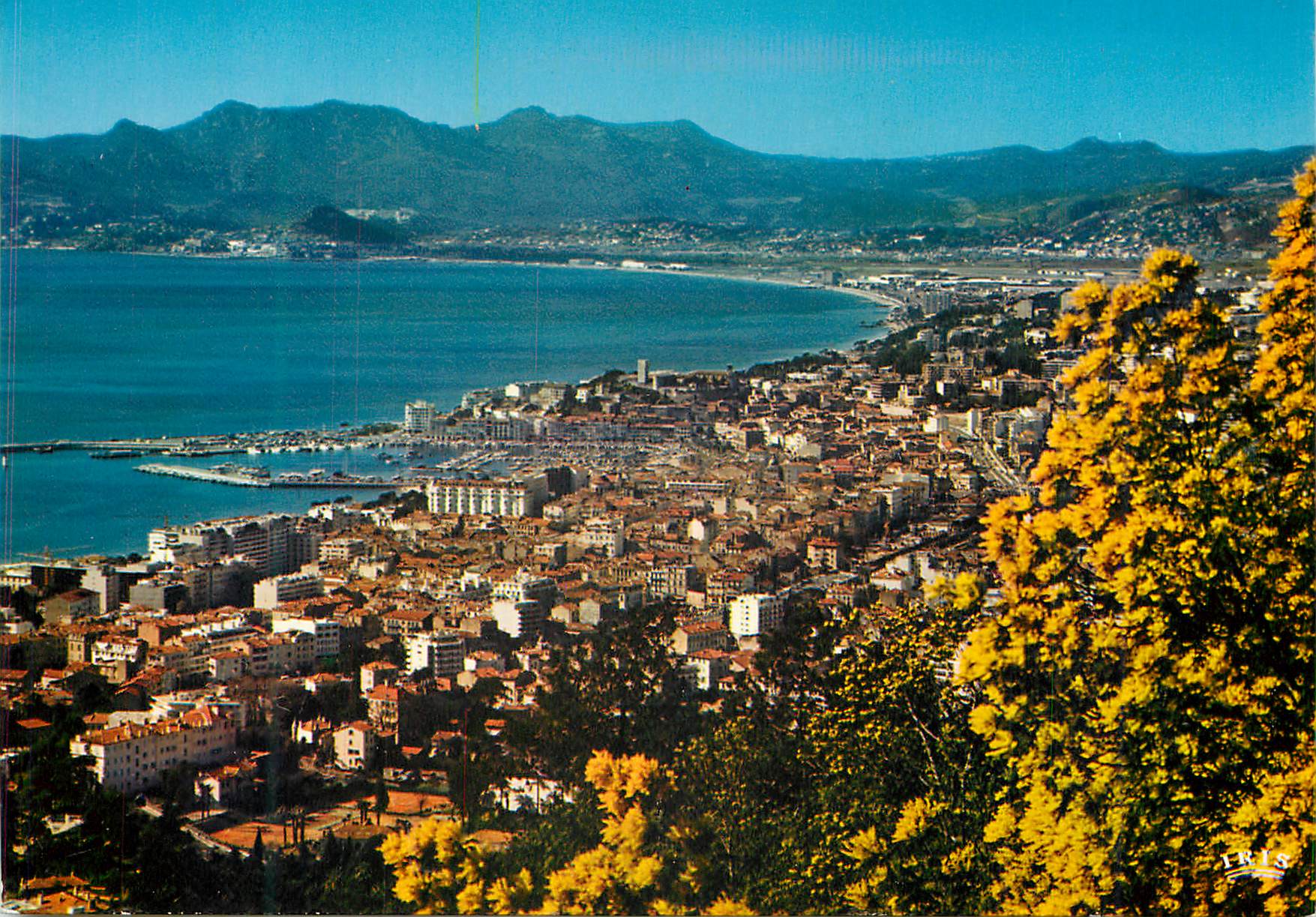 CPM Cannes (A Mmes) Vue Panoramique sur la ville le golfe de la Napoule et le massif de l'Esterel
