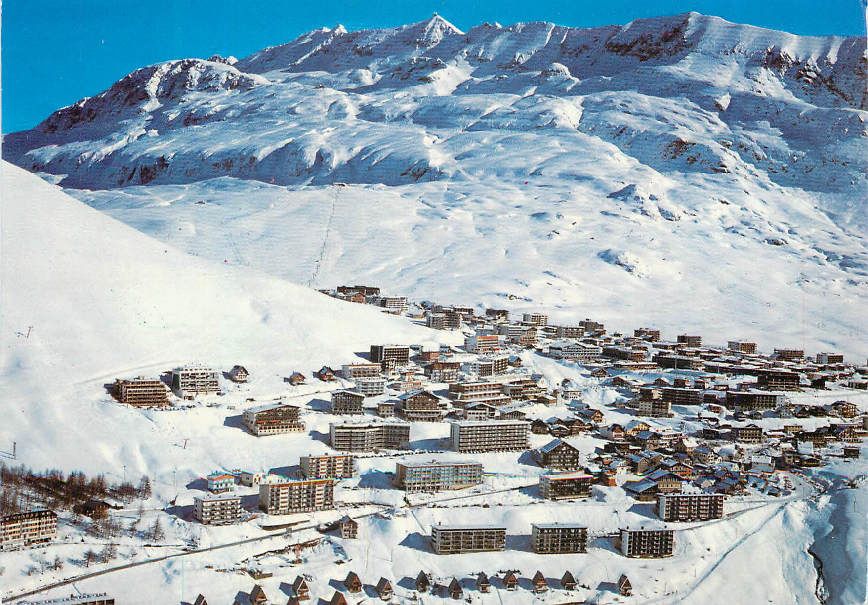 CPM L'Alpe d'Huez (Isere) Vue generale et massif des Grandes Rousses