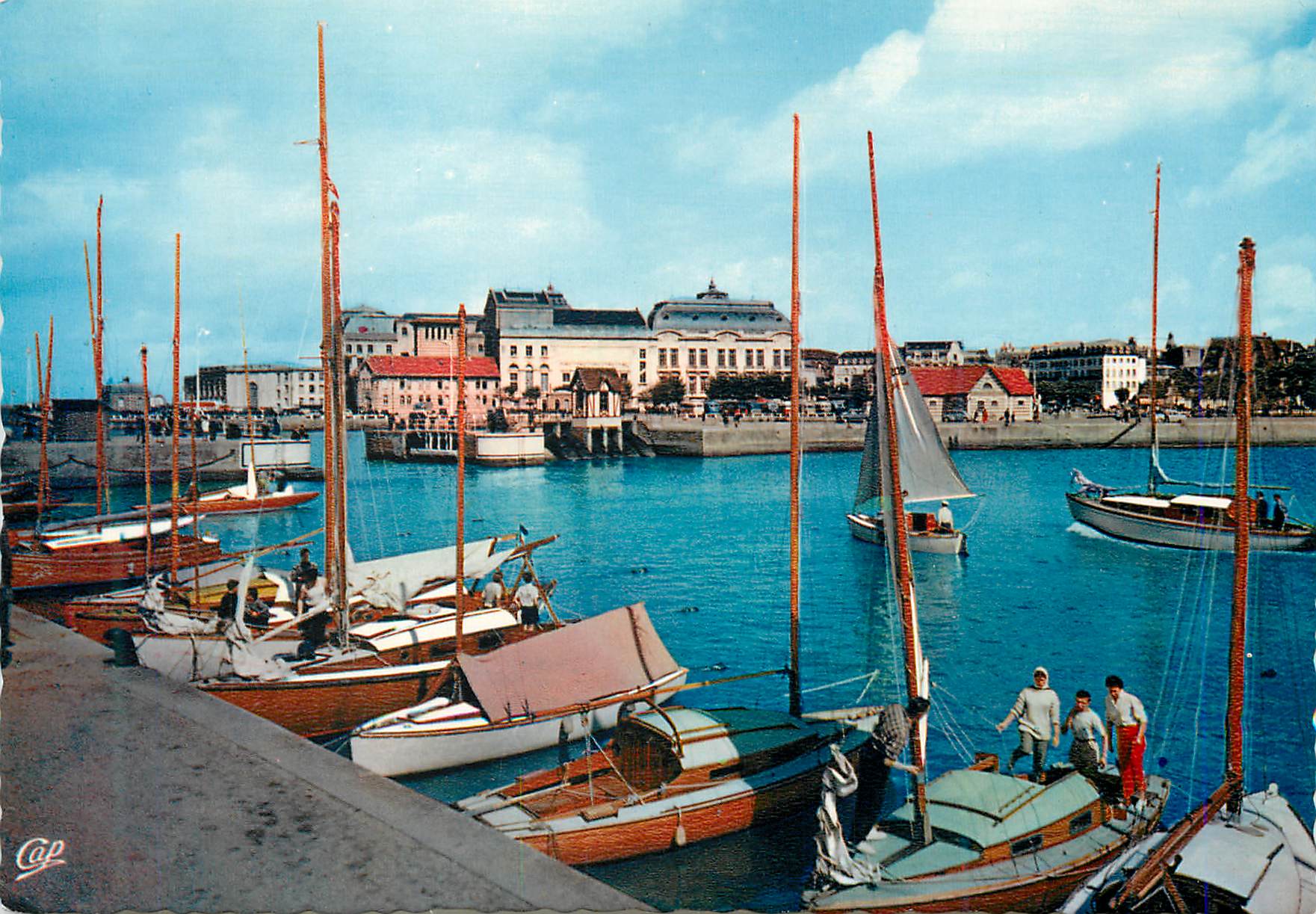 Port de plaisance — bateaux à voile et quai — éditeur Cap, n° de série non visible