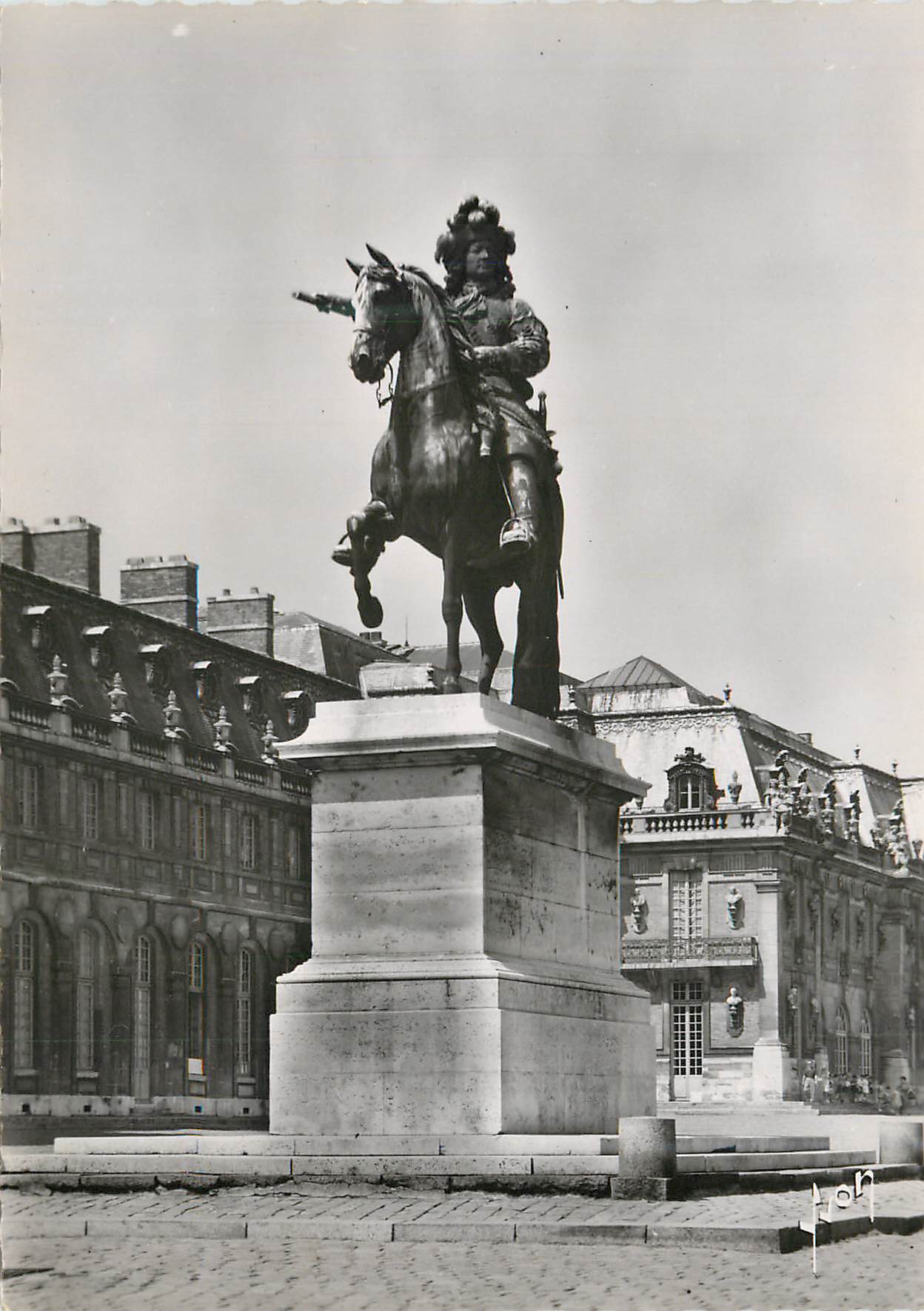 CPM Versailles (S et O) Statue equestre de Louis XIV (Oeuvre de Petitot et Cartelier 185)