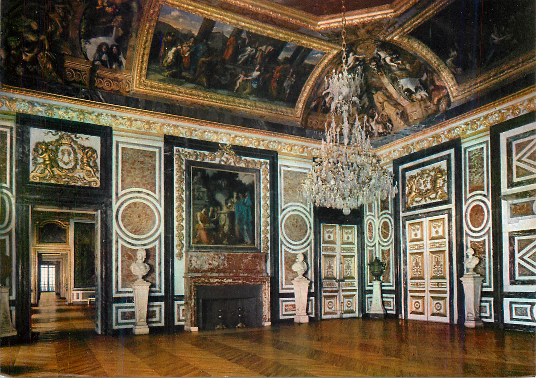 CPM Chateau de Versailles Salle des Garde de la Reine (1678 1681) Le plafond est peint par Noel Coypel