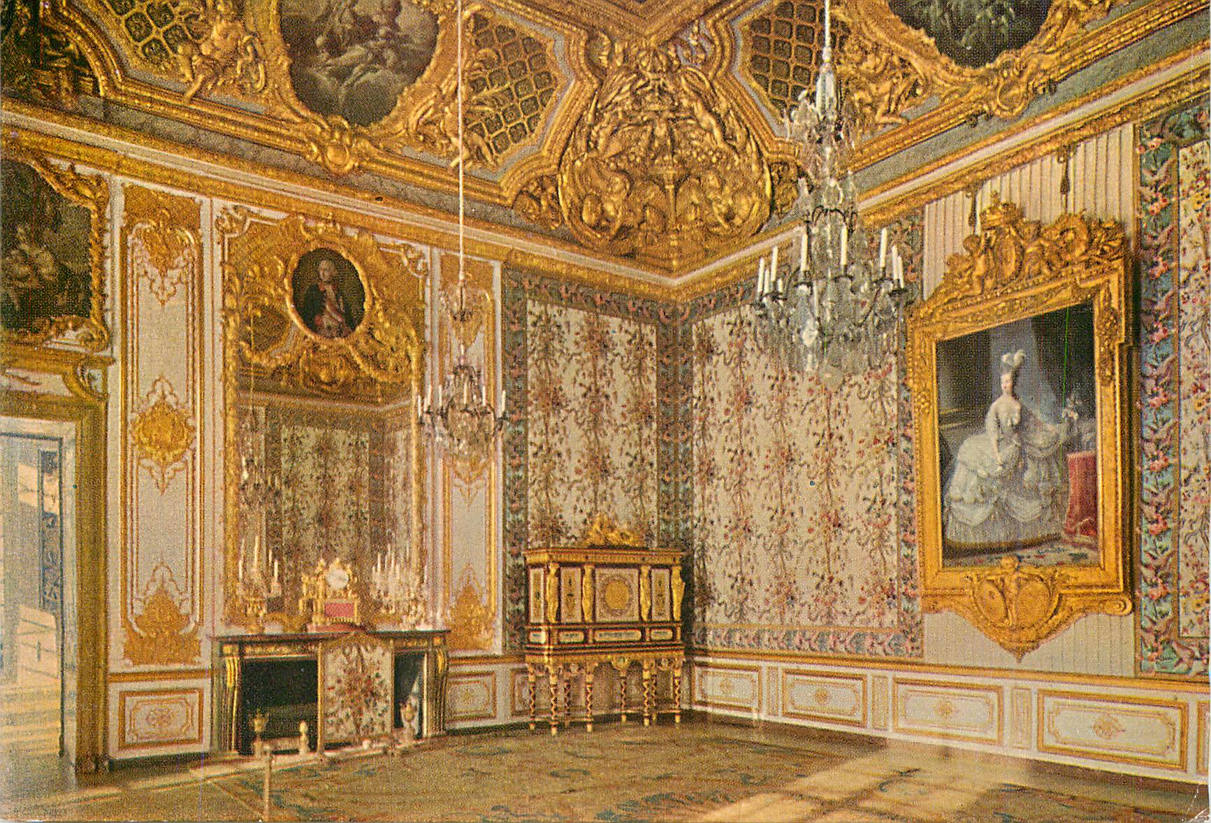 CPM Chateau de Versailles La Chambre de la Reine Marie Antoinette