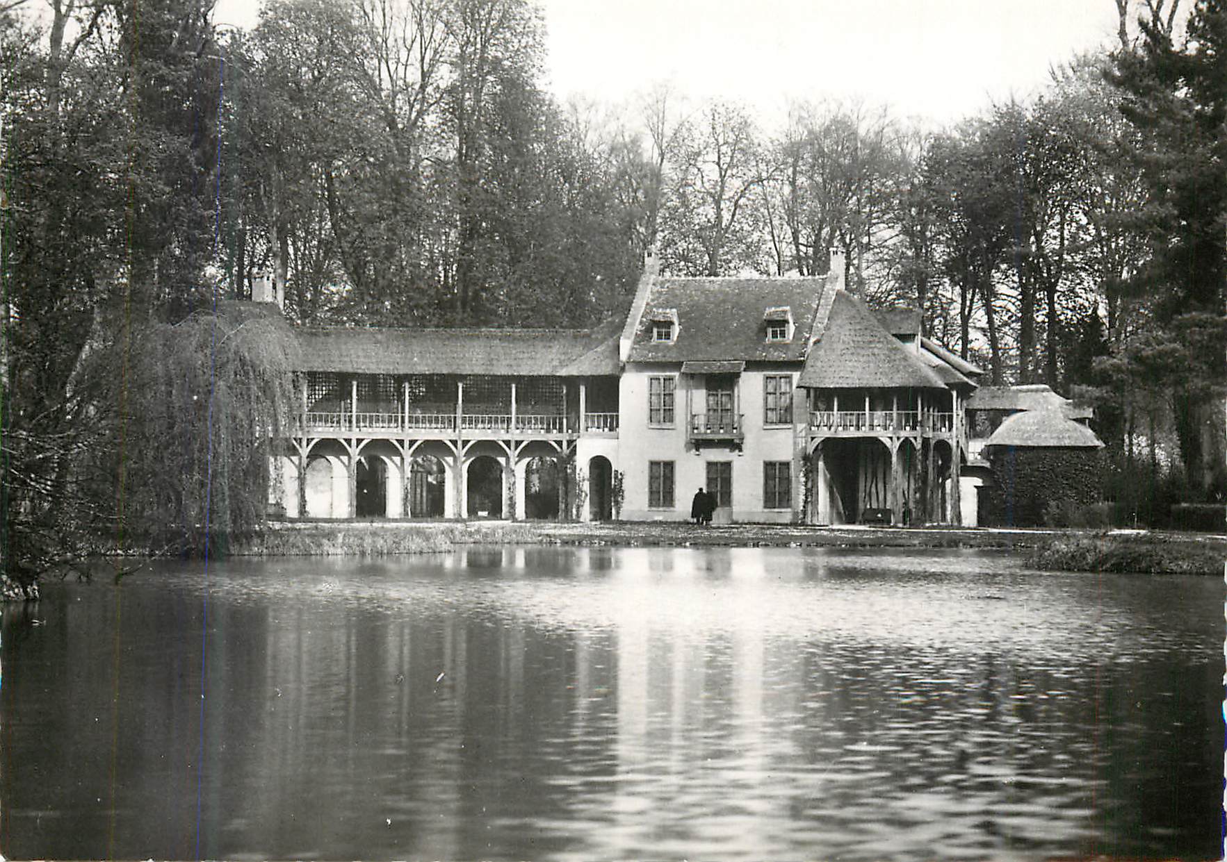 CPM Versailles La Maison de la Reine Petit Trianon et le Lac