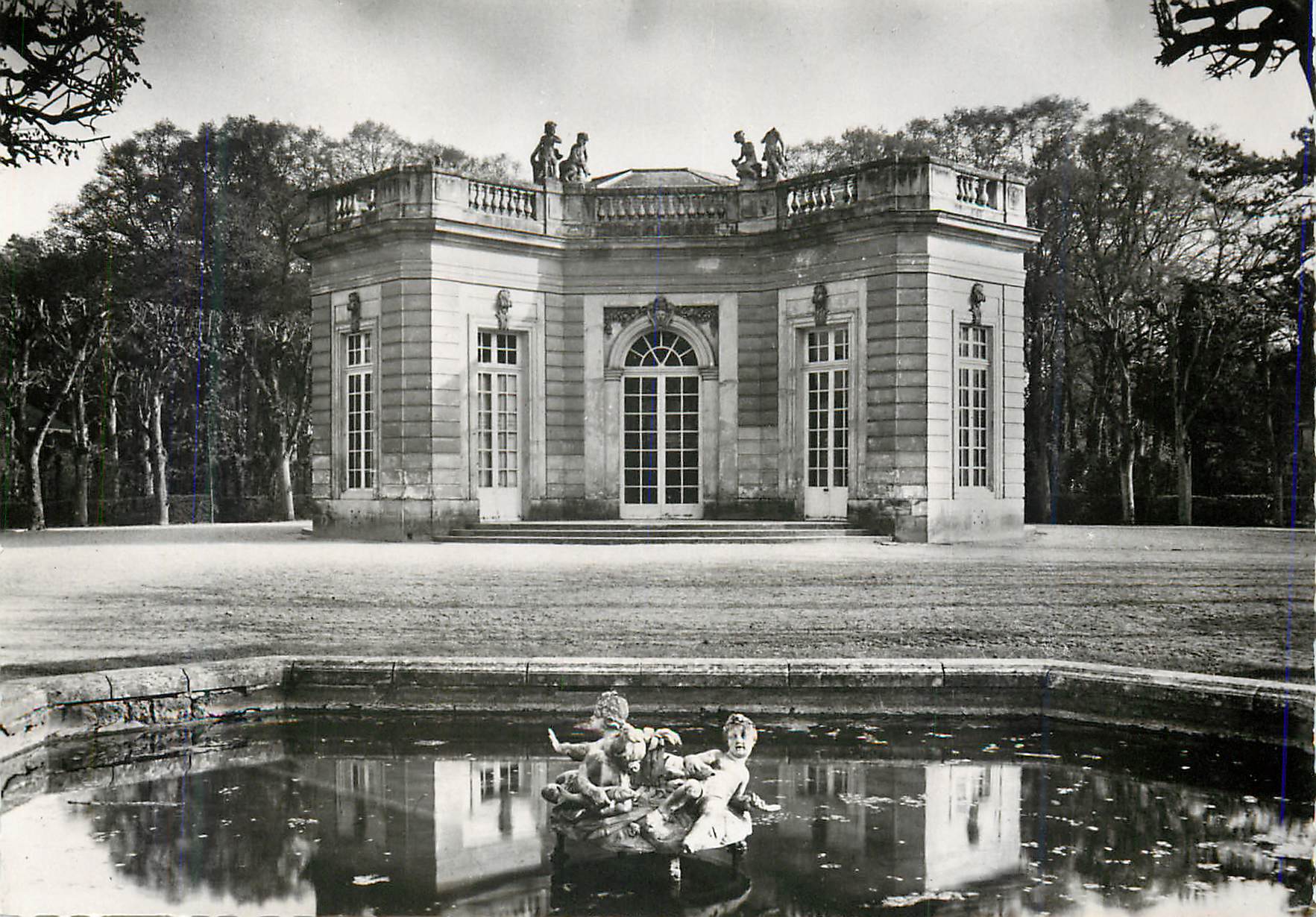 CPM Versailles Palais du Trianon Pavillon Francais