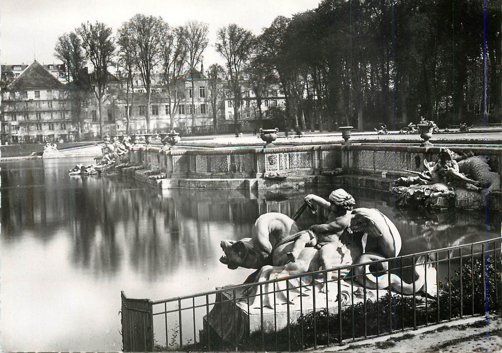CPM Versailles Le Chateau Le Bassin de Neptune