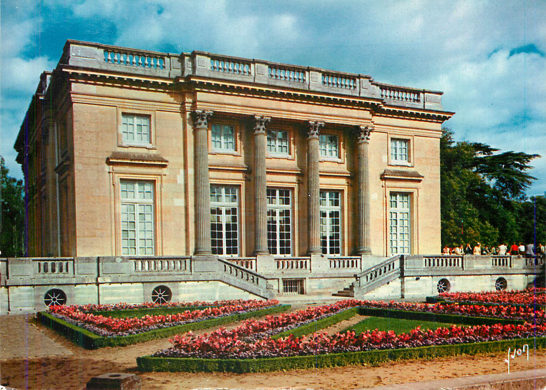 CPM Chateau de Versailles Petit Trianon Facade sur le Jardin Francais