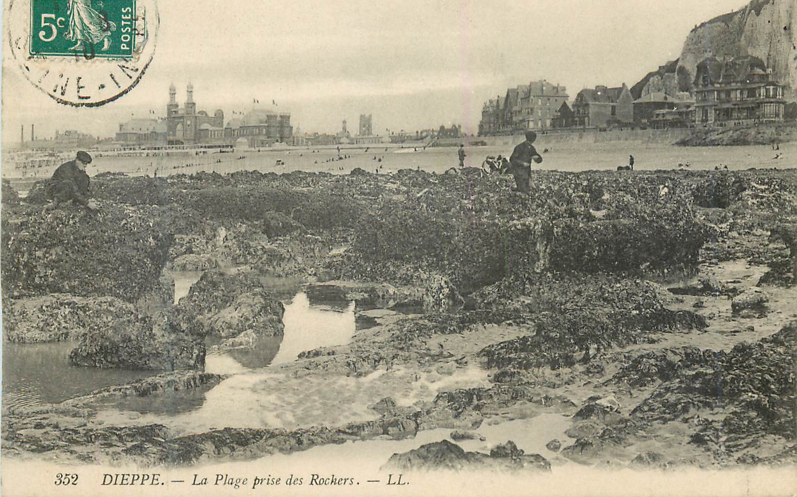 CPA Dieppe La plage prise des Rochers