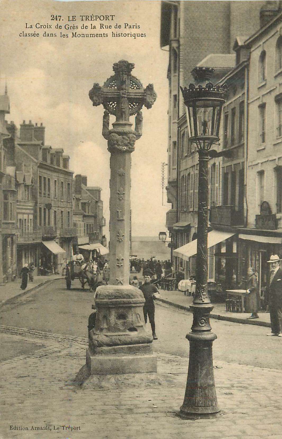 CPA Le Treport La Croix de Gres de la Rue de Paris classee dans les Monuments historiques